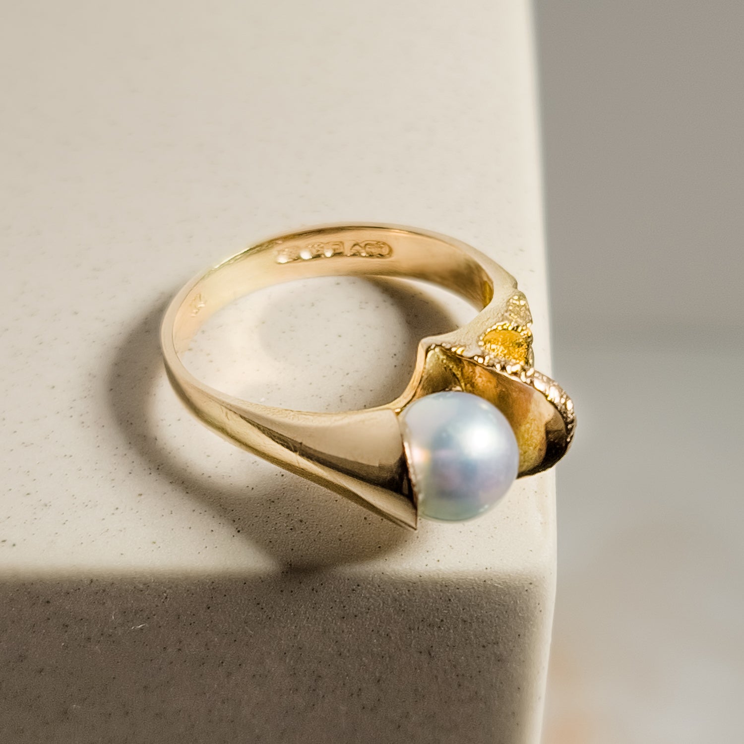 Lapponia-Goldring mit Perle – Zarte Eleganz