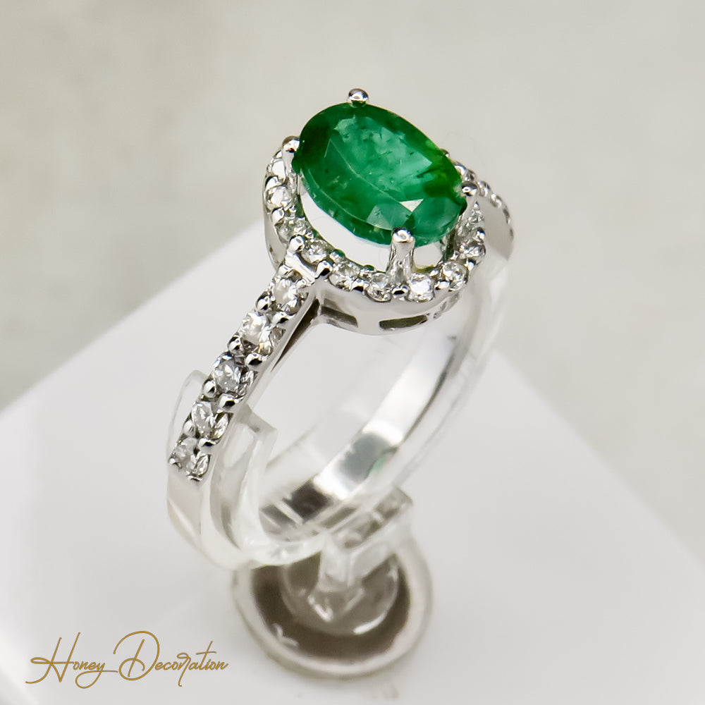 Vintage Smaragd-Ring mit Brillanten aus Weißgold
