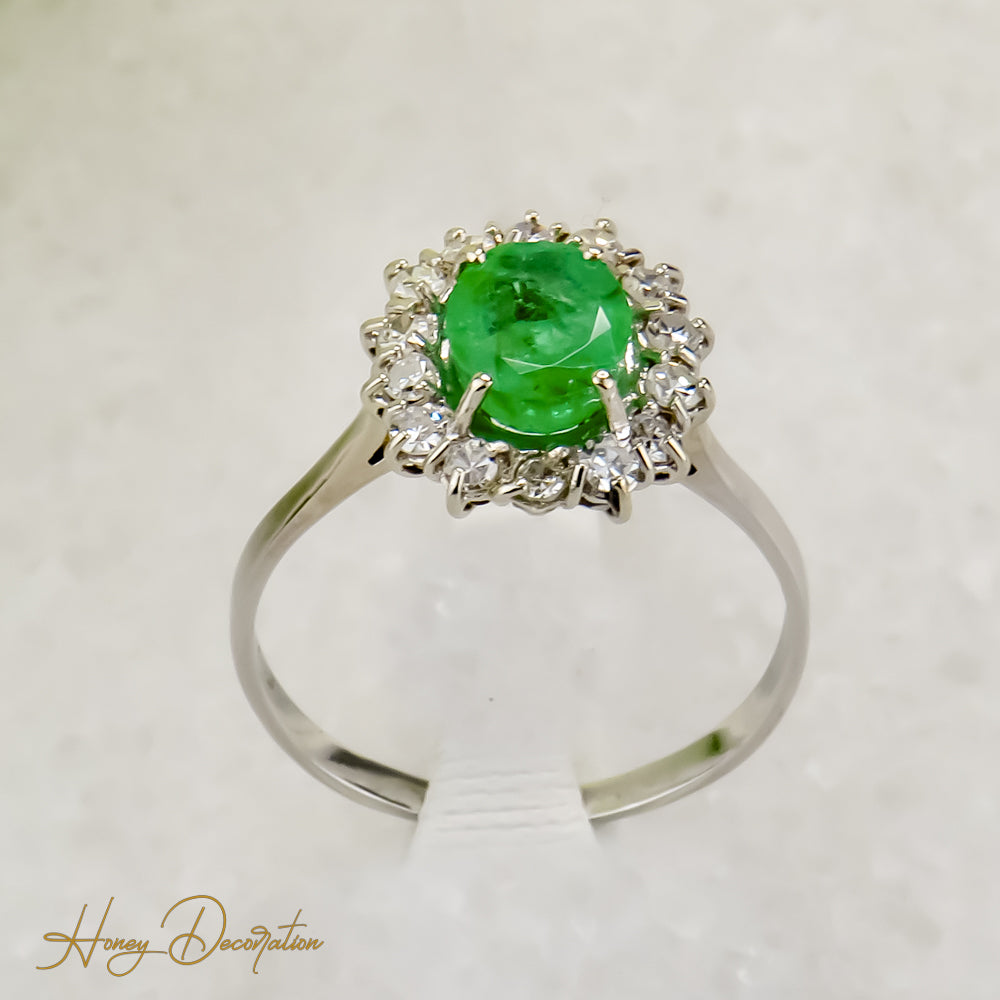 Luxuriöser Smaragd-Ring aus 750 Weißgold