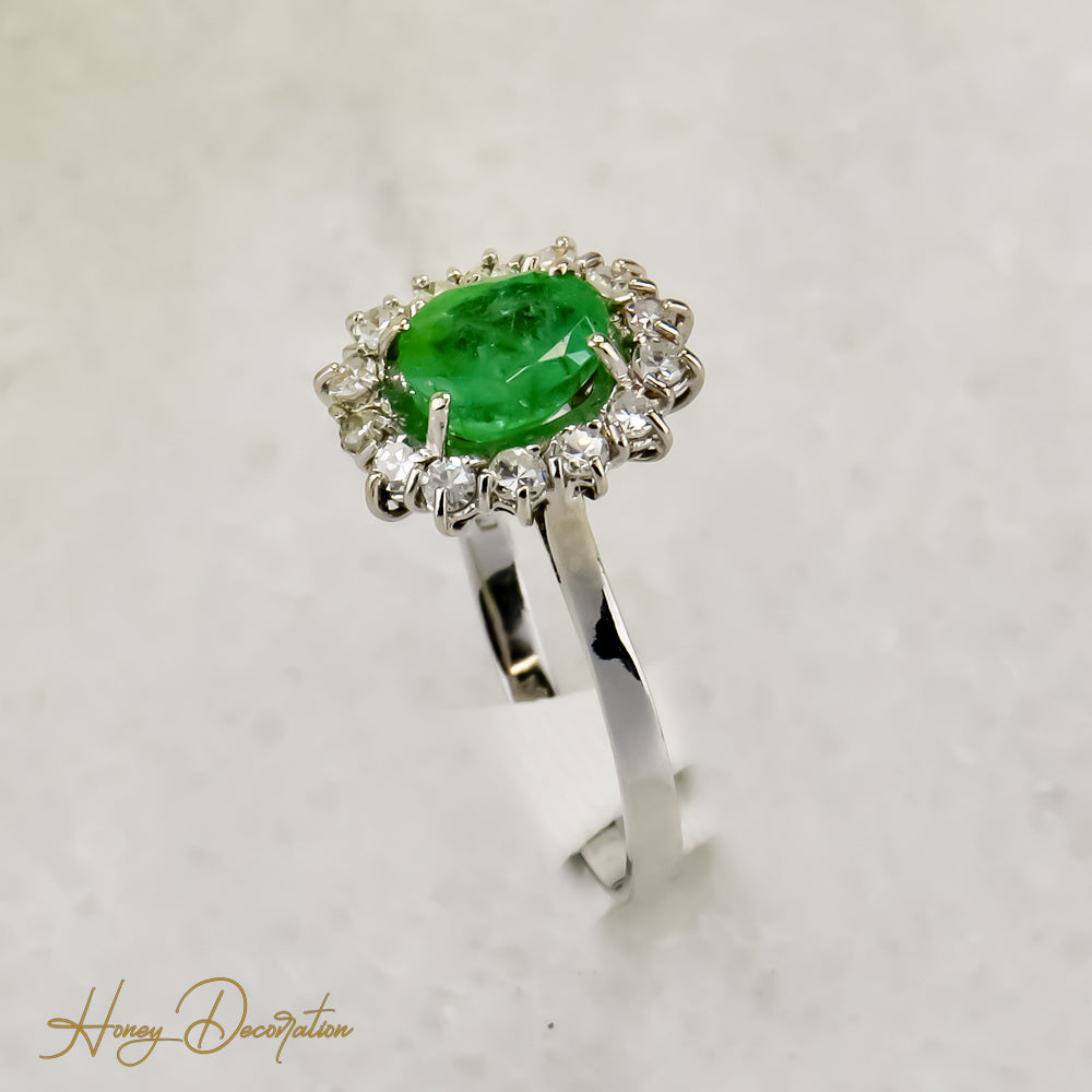 Luxuriöser Smaragd-Ring aus 750 Weißgold