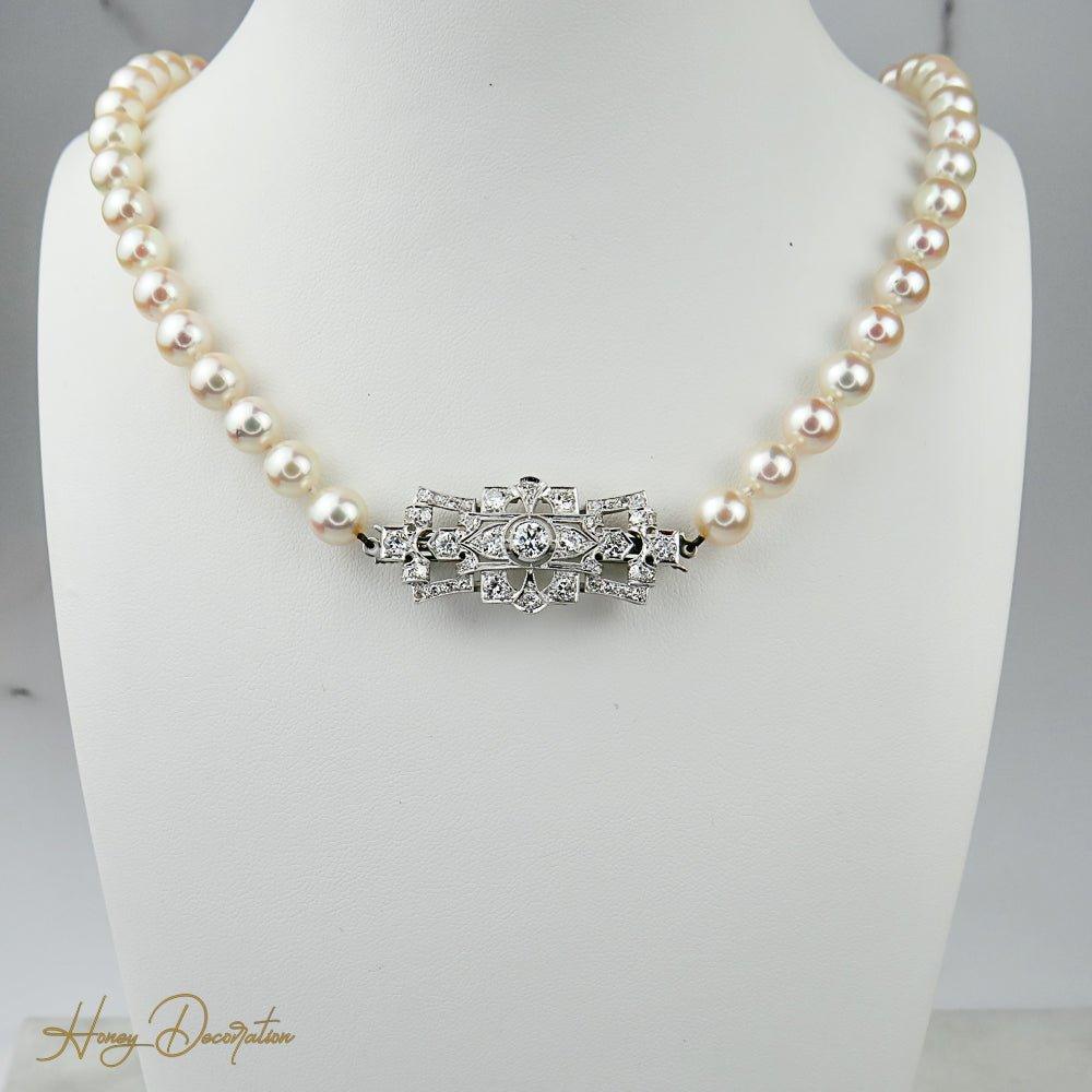 Exklusive Art-Deko Brosche mit Perlenkette - Honey Decoration