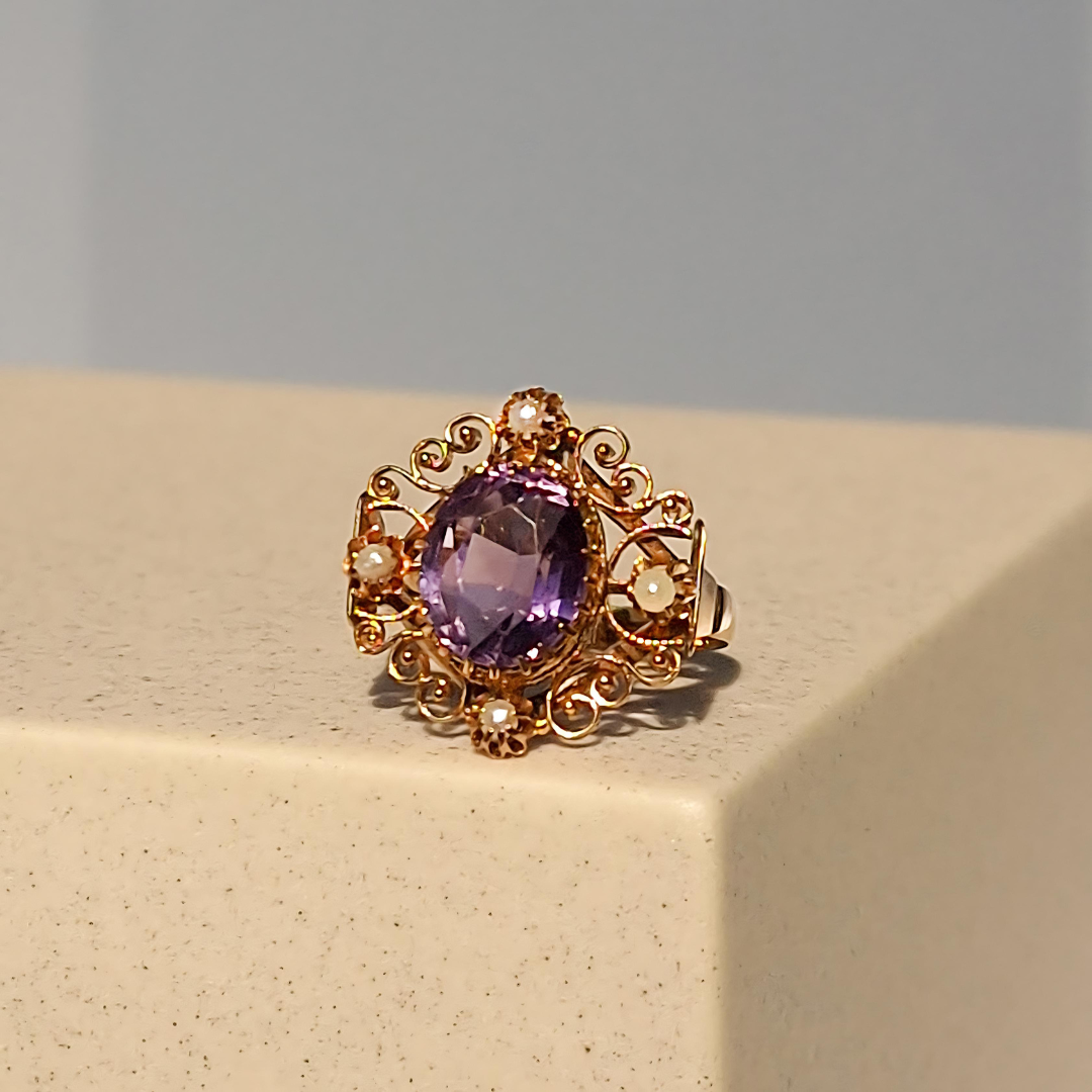 Delicate antique amethystring made of 8 carat gold, a touch of magic
