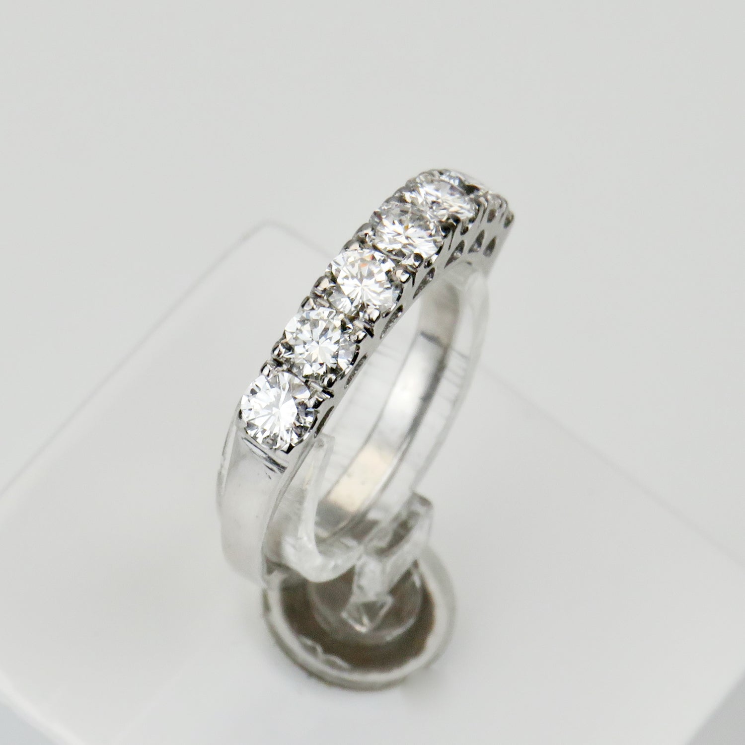 585 white gold ring with brilliant - radiant and chic