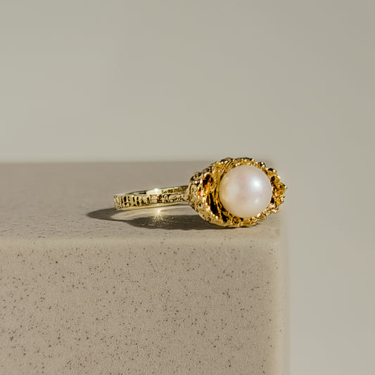 Elegant pearl ring made of 14 karat gold