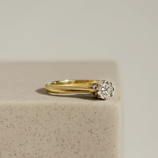 Unique vintage gold ring with a central diamond