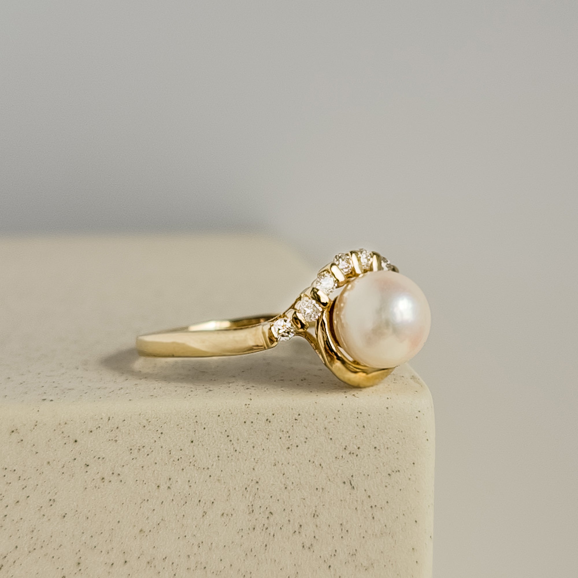 Perlenring mit Brillanten aus 14 Karat Gold - klassische Eleganz