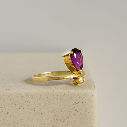 Delicate amethyst ring made of 18 carat gold
