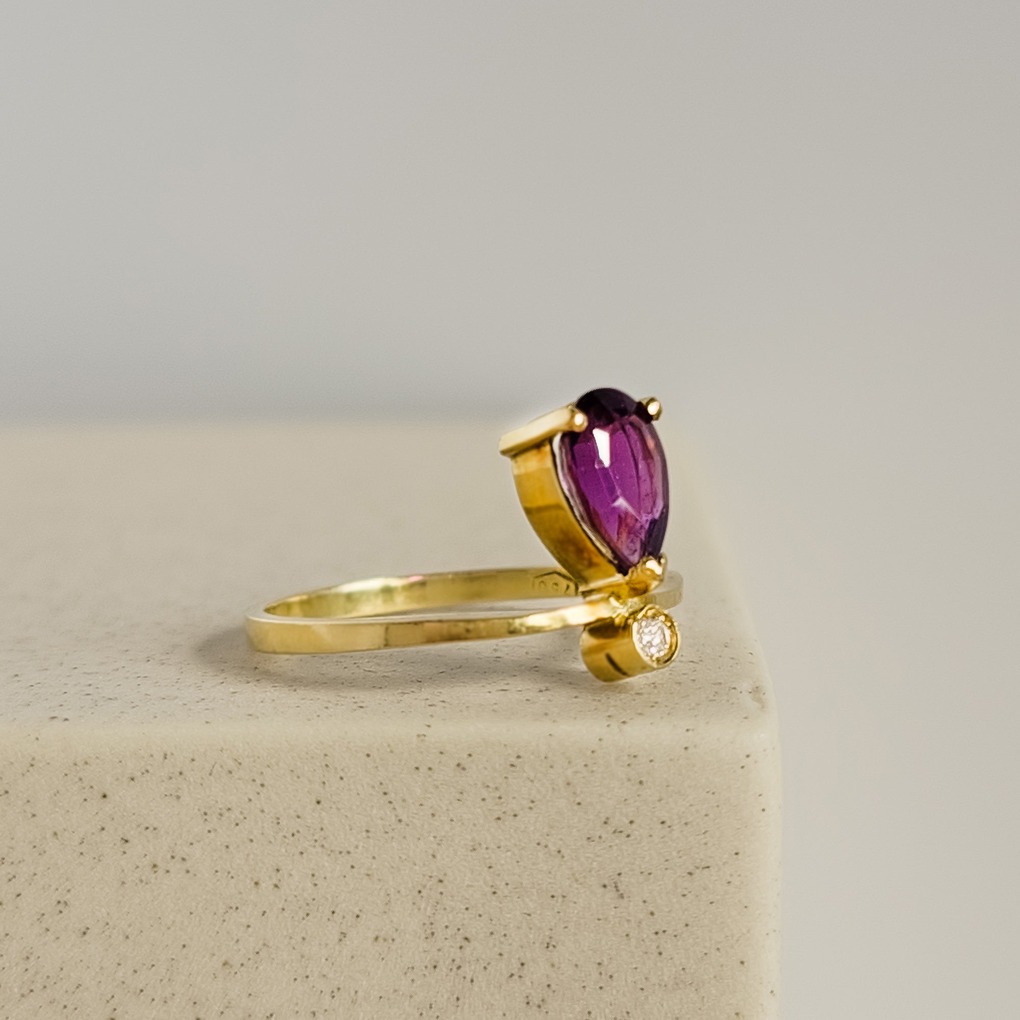 Zarter Amethyst Ring aus 18 Karat Gold