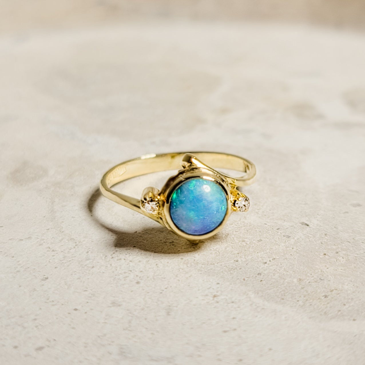 18 Karat Goldring with opal - magical lights