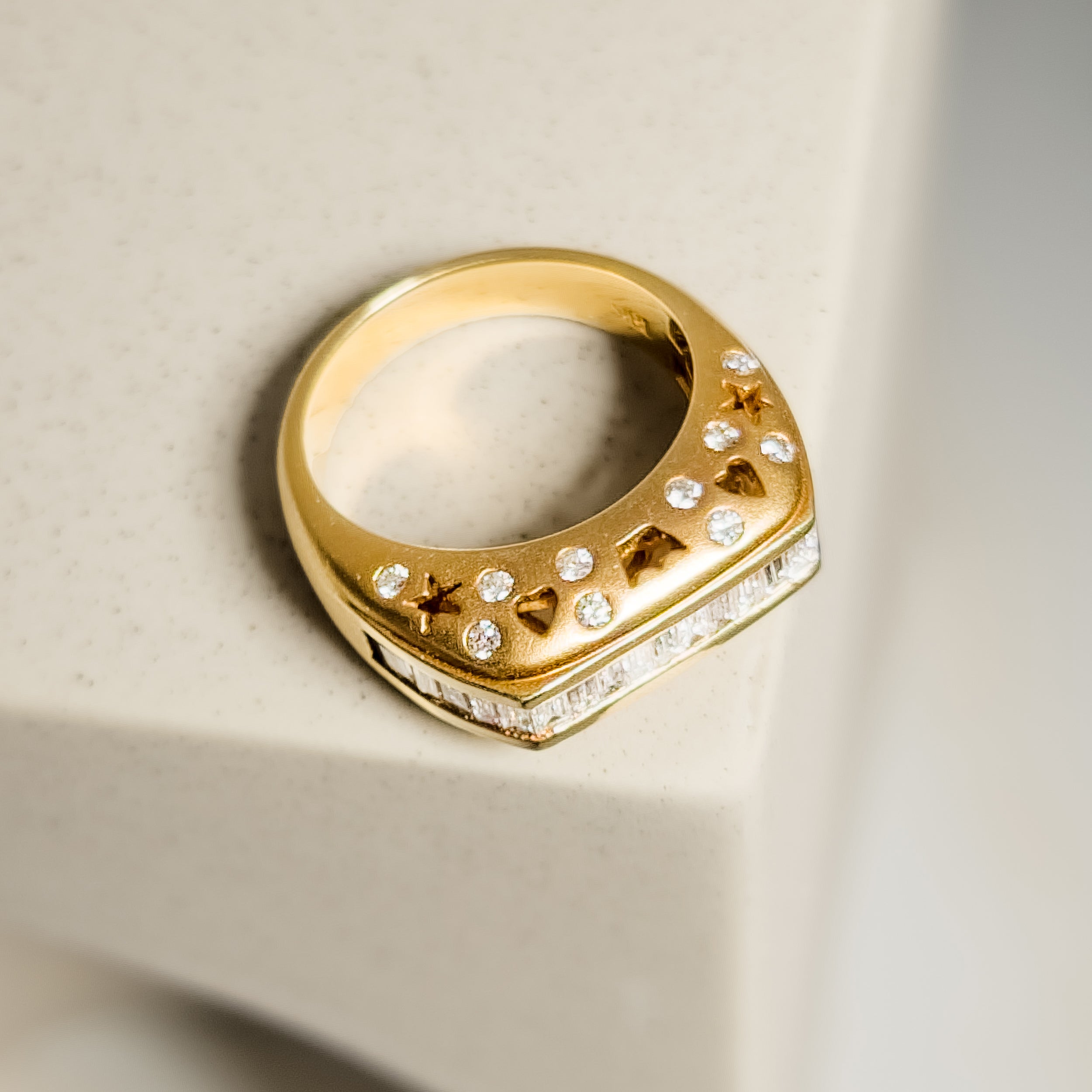 Luxuriöser 750er Goldring mit Mehrfach-Diamanten