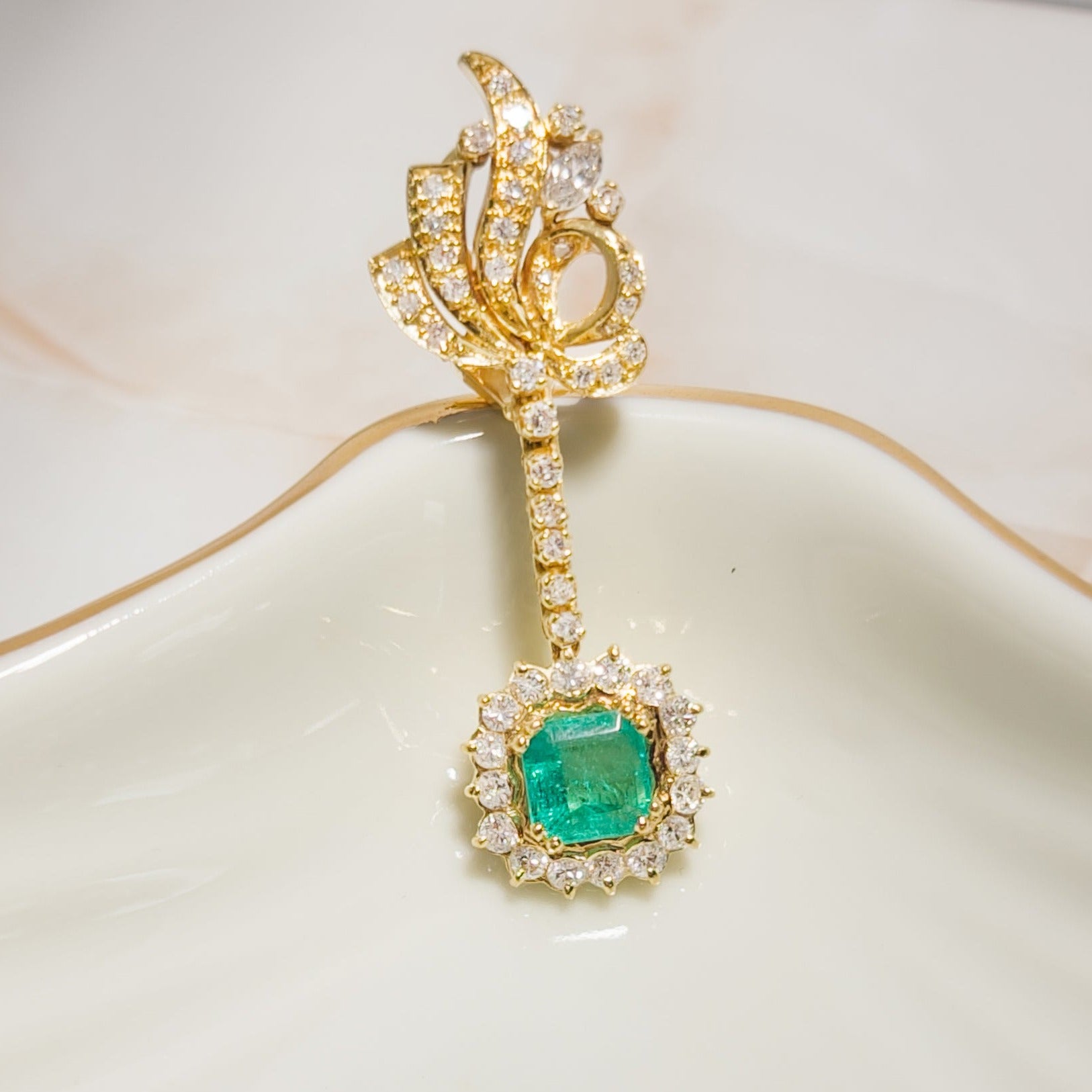 Goldohrringe mit Smaragden und Diamanten – Doppelt Funkelnd