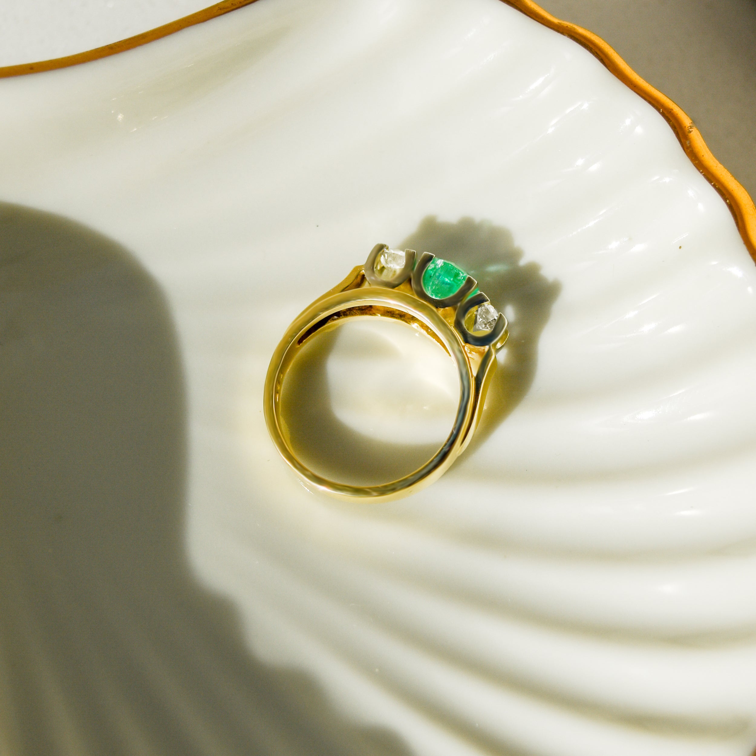 Goldring mit Brillanten und Smaragd – Extravaganz Pur