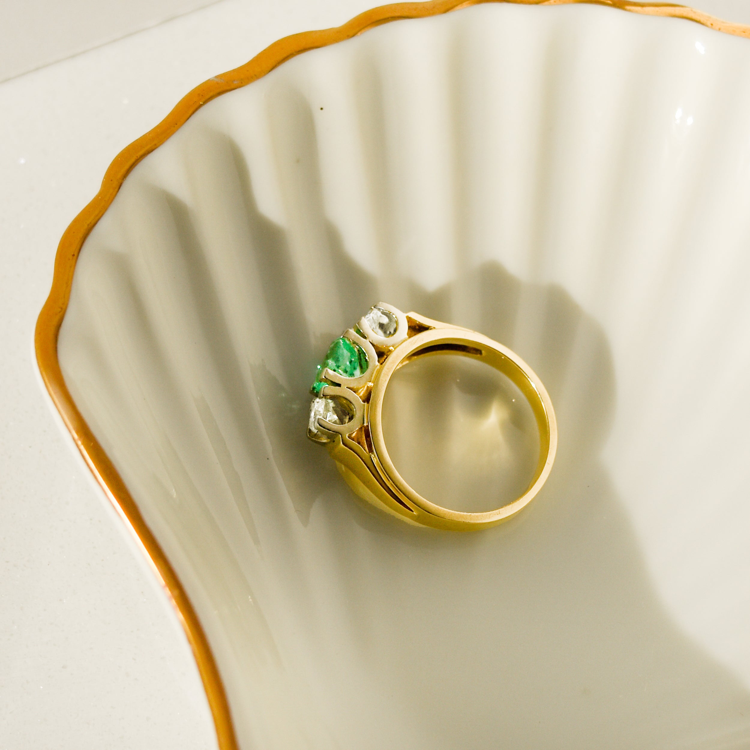 Goldring mit Brillanten und Smaragd – Extravaganz Pur