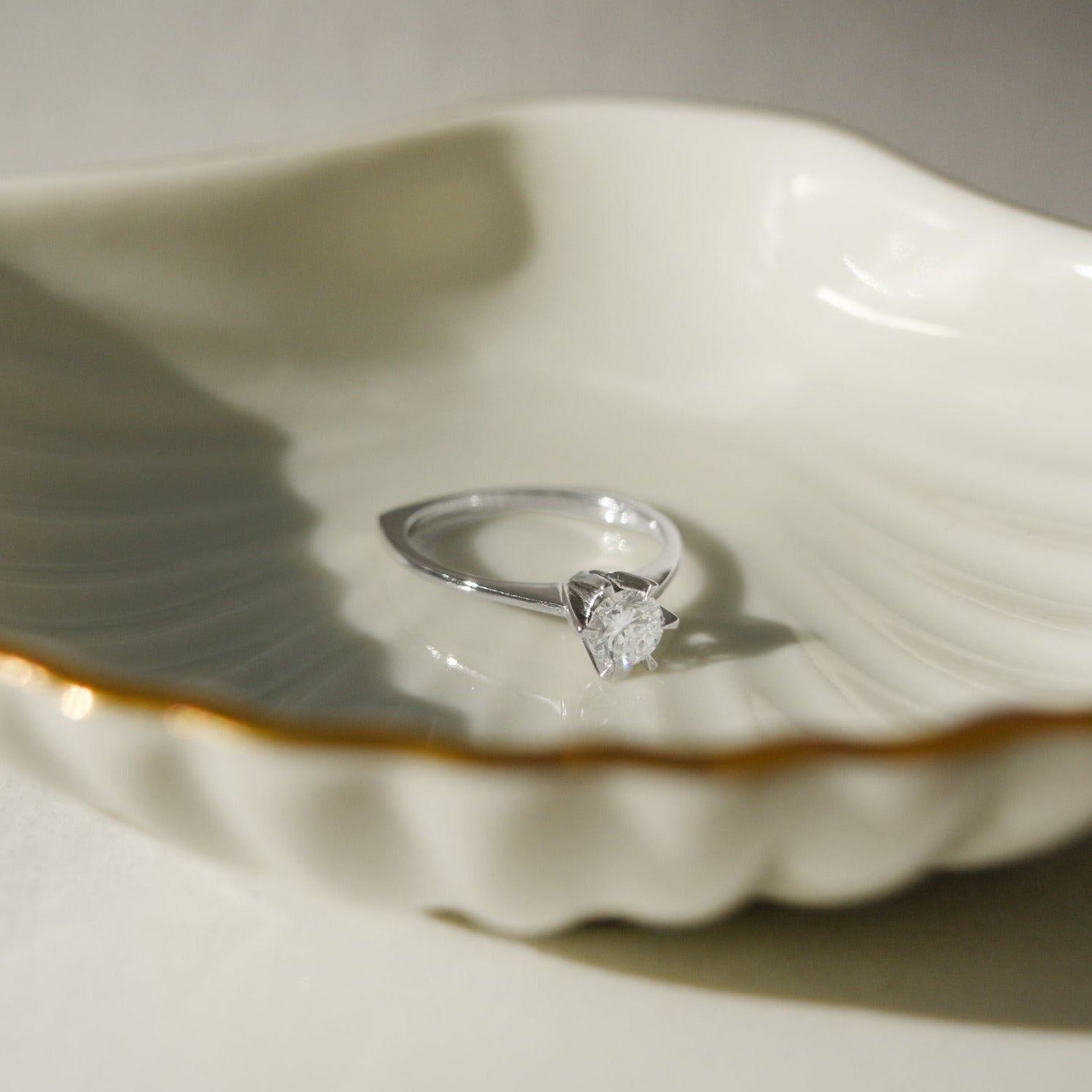 750 gold solitaire ring with brilliant - unsurpassed clarity