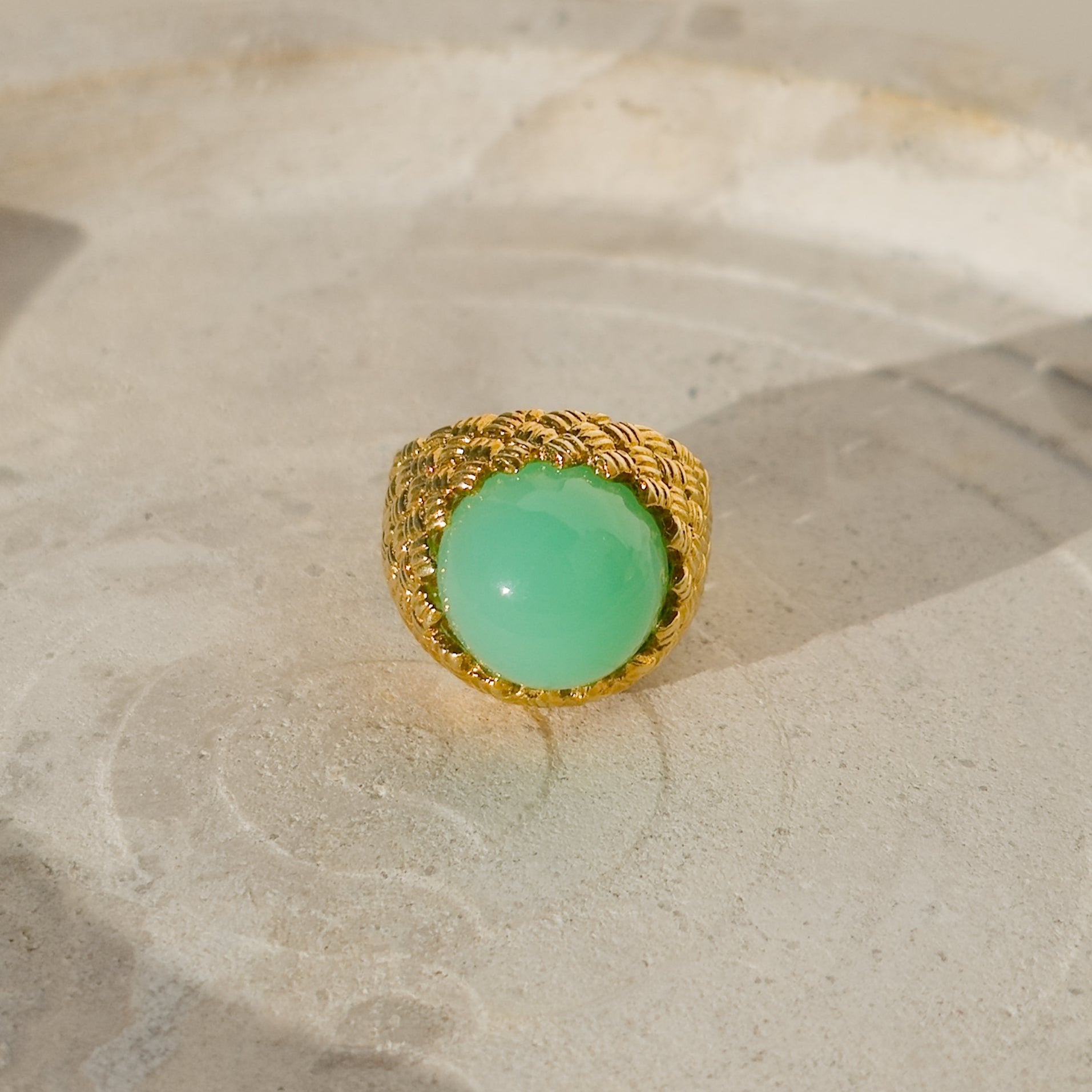 Magnificent vintage gold ring with chrysopras-cabochon