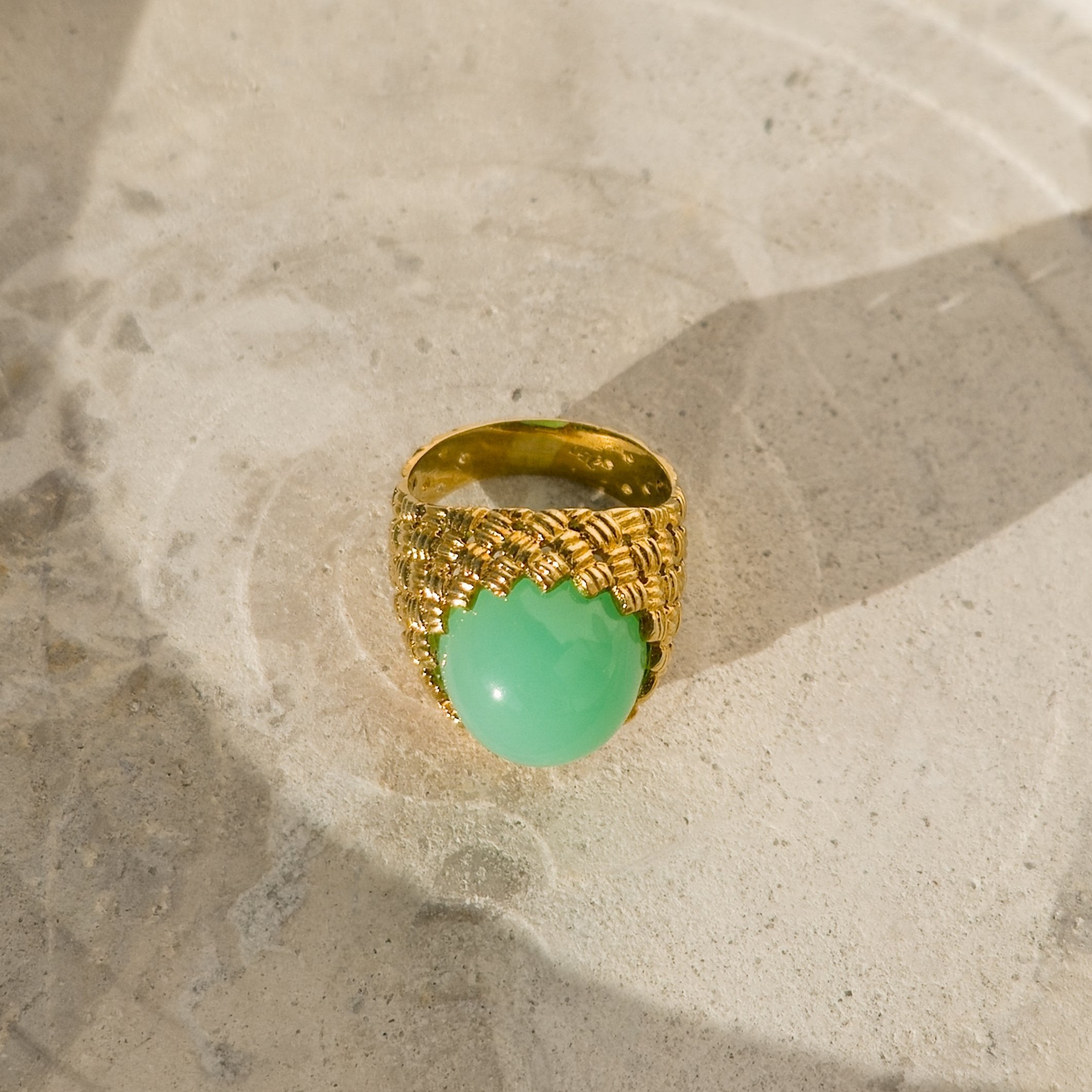 Magnificent vintage gold ring with chrysopras-cabochon