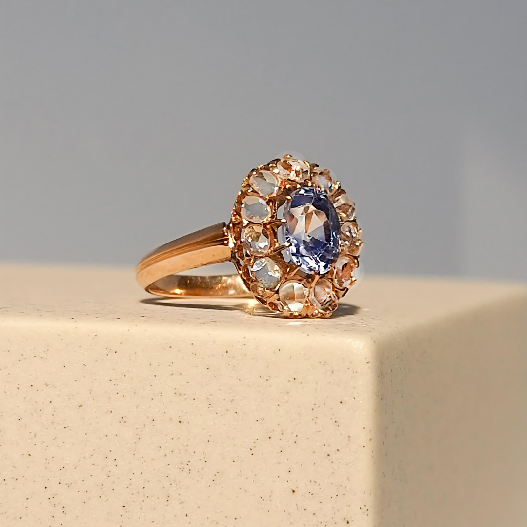 Goldener Ring mit Diamantrosen und mystischem Saphir