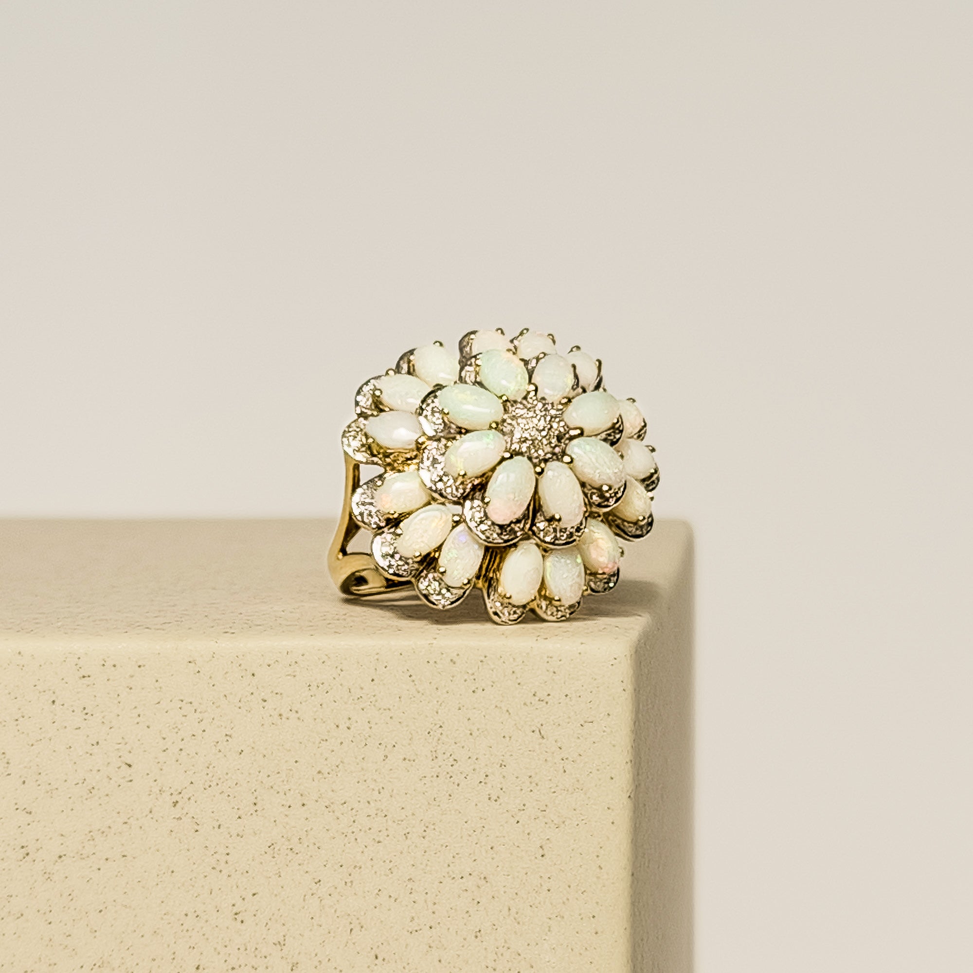 Impressive 14 karat flower golding with shining opal