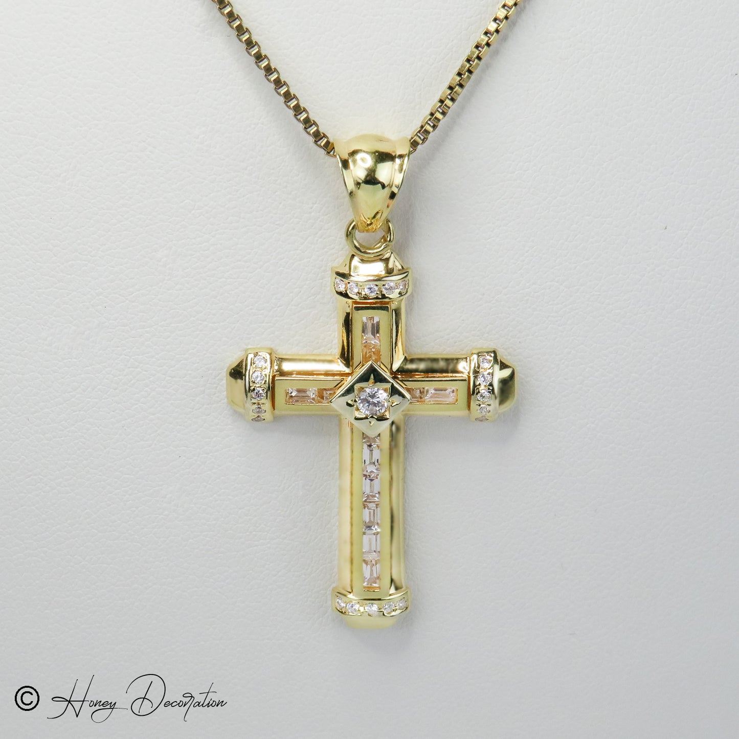 Exclusive cross pendant from 18 karat gold