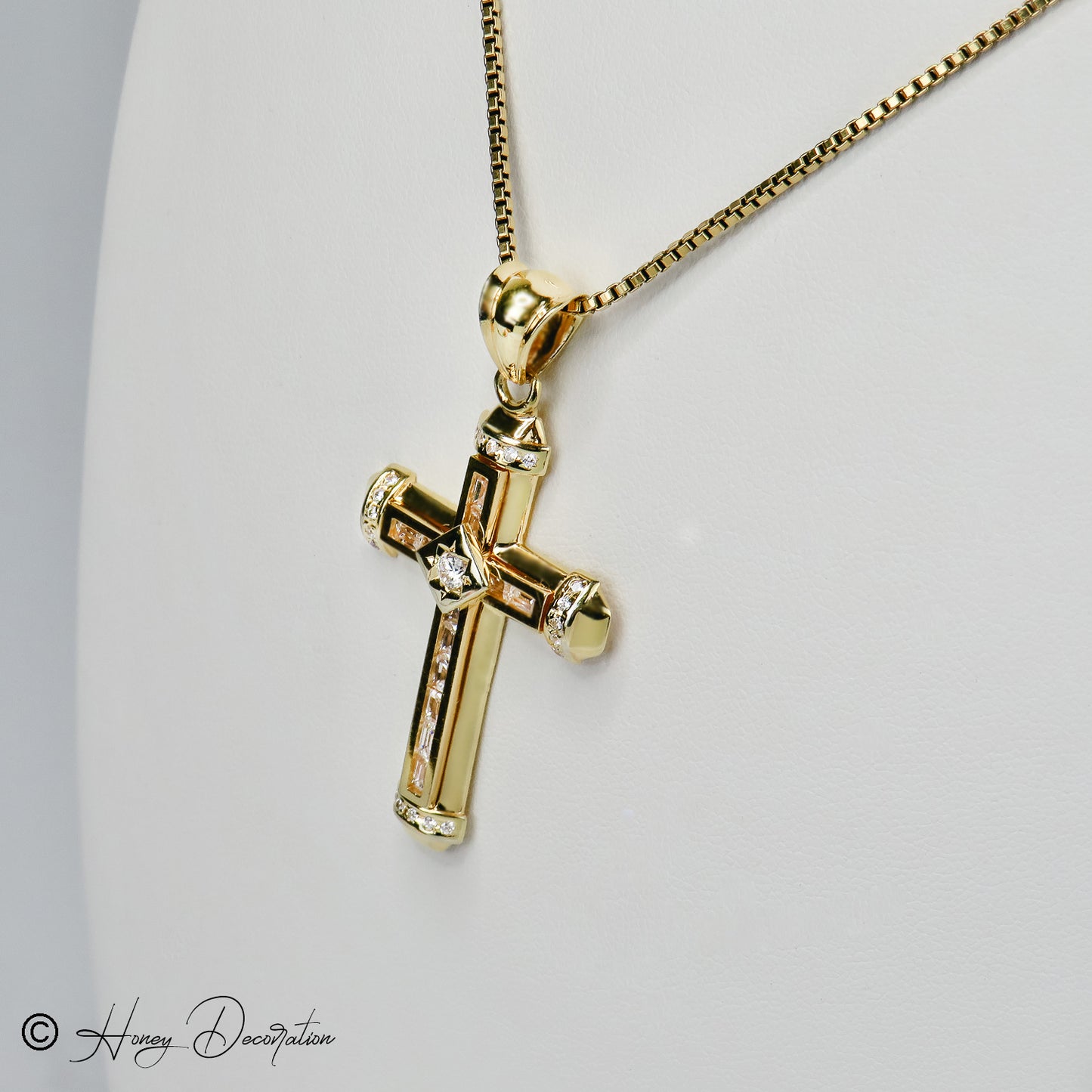 Exclusive cross pendant from 18 karat gold