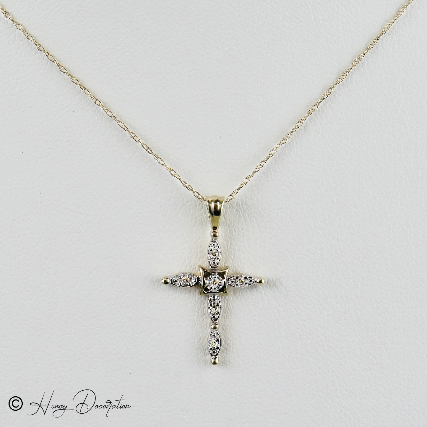 Fine -loving chain with cross pendants and diamonds
