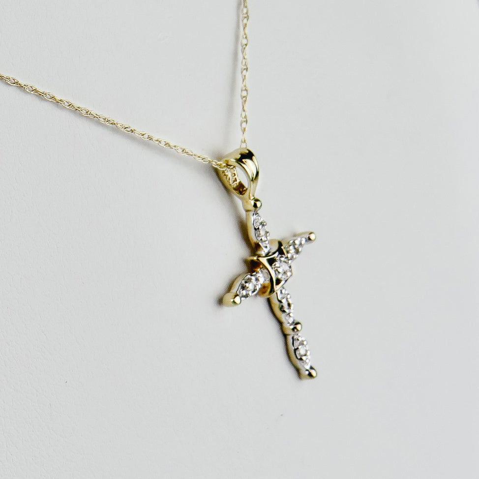 Fine -loving chain with cross pendants and diamonds