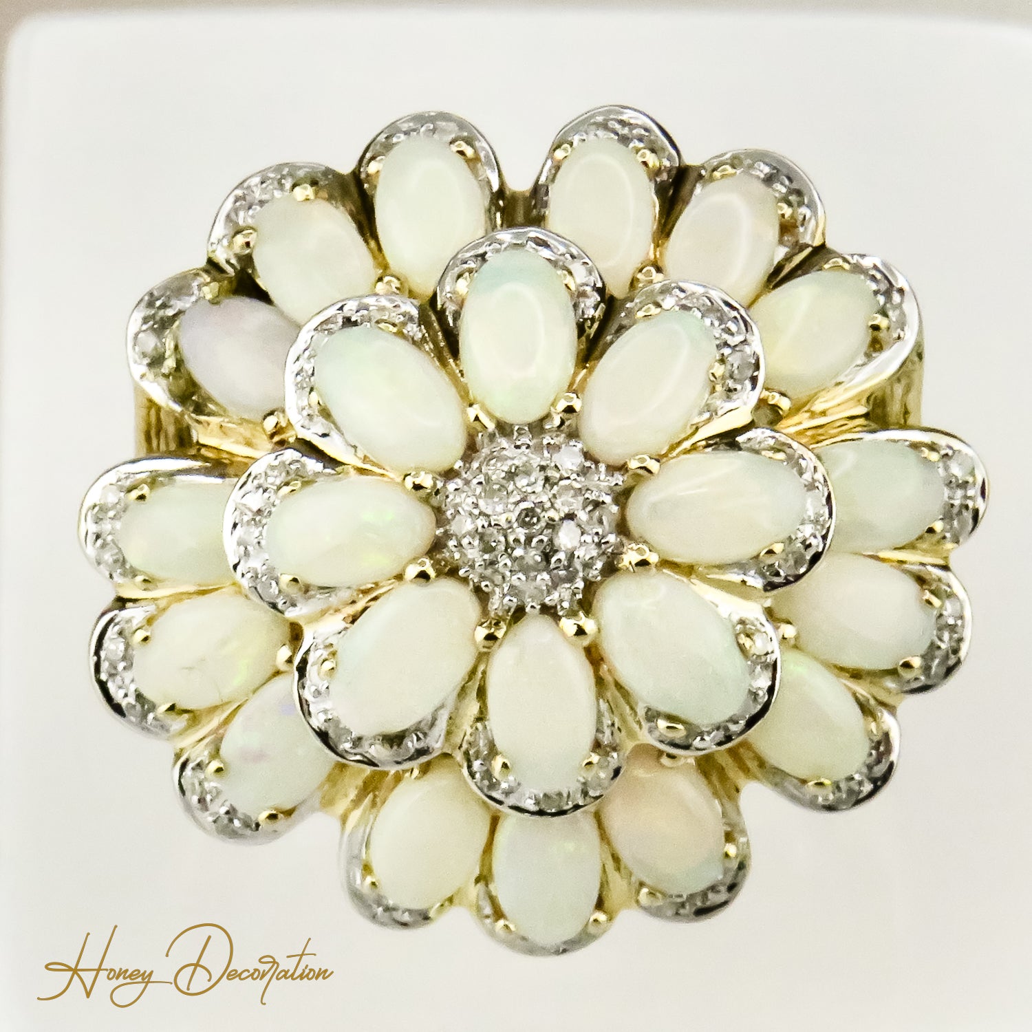 Impressive 14 karat flower golding with shining opal
