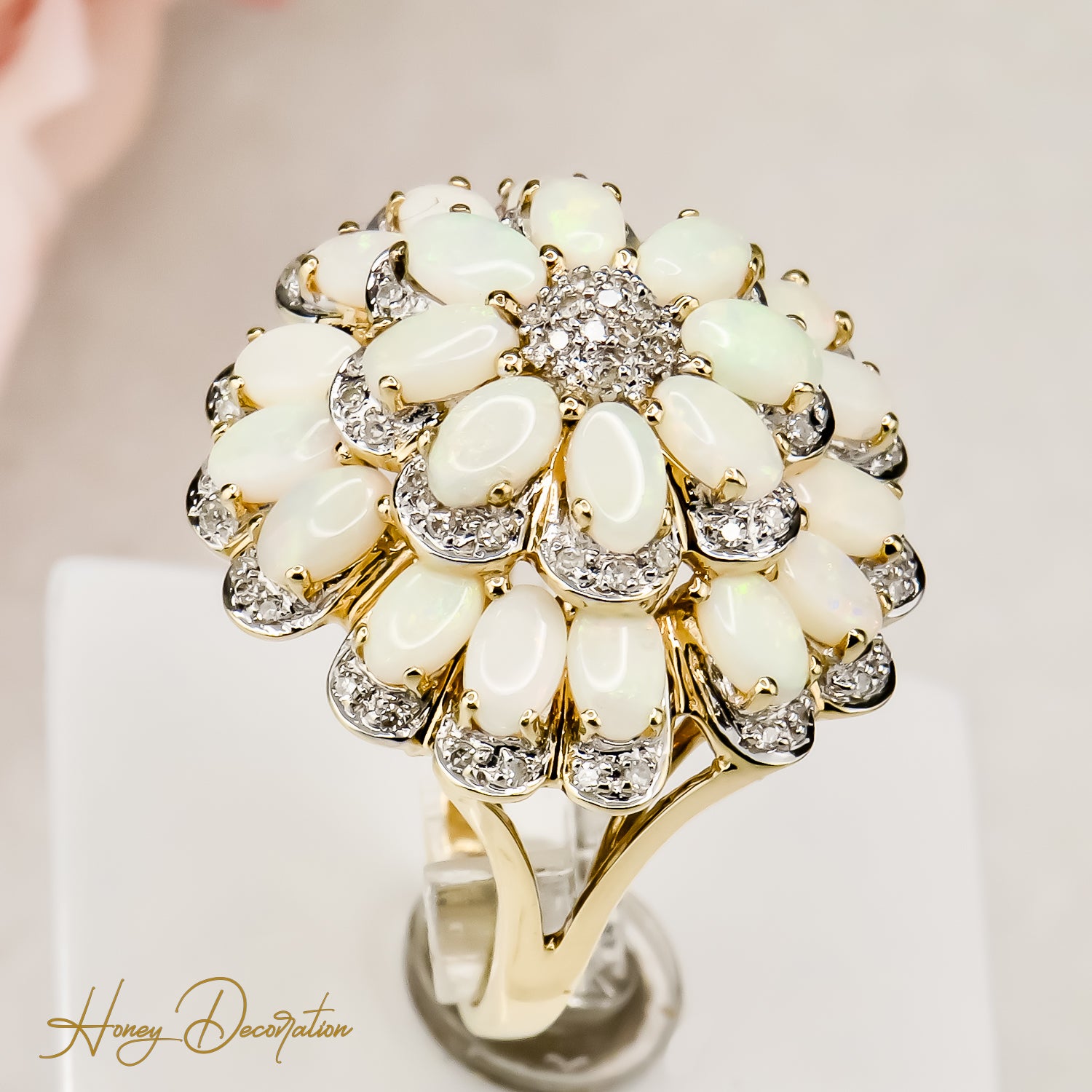 Impressive 14 karat flower golding with shining opal