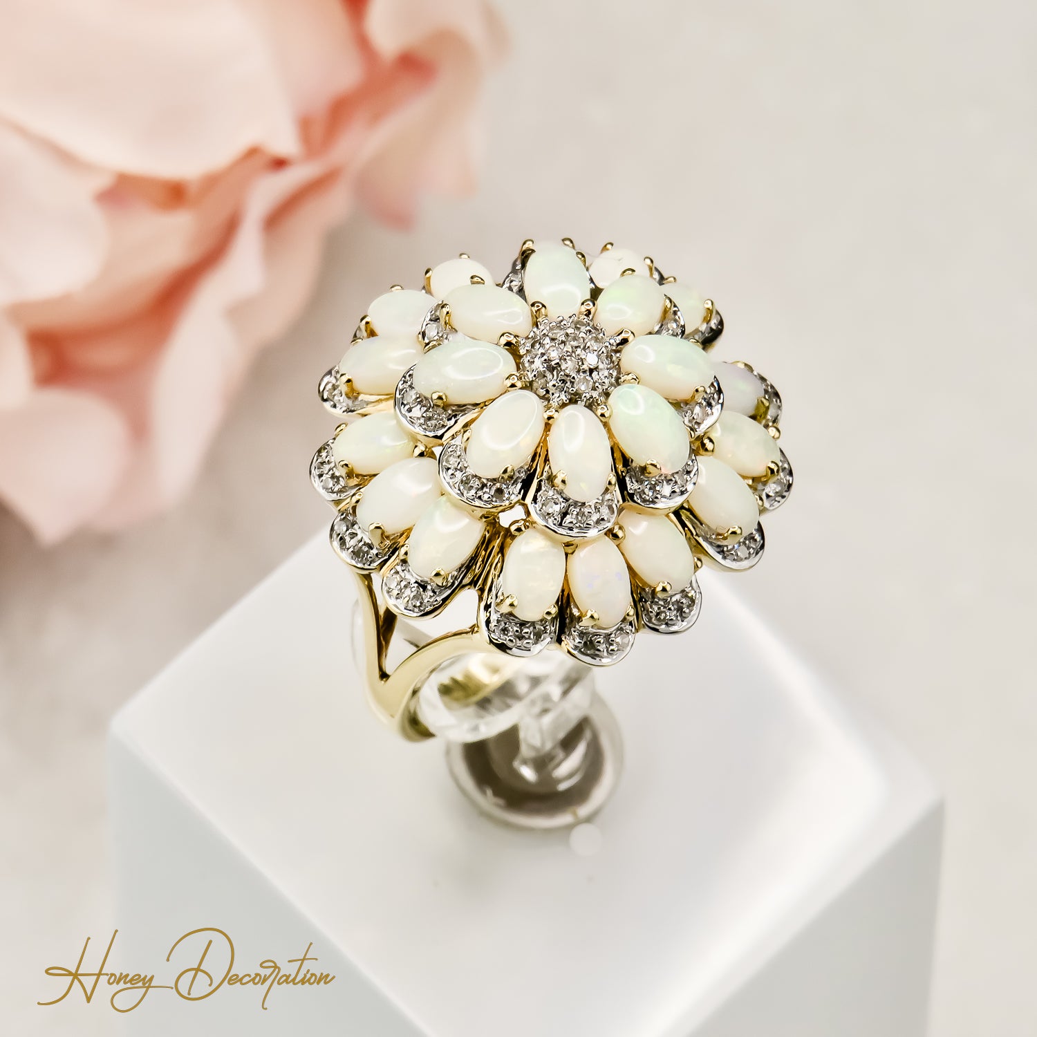Impressive 14 karat flower golding with shining opal
