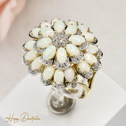 Beeindruckender 14 Karat Blüten-Goldring mit leuchtenden Opalen