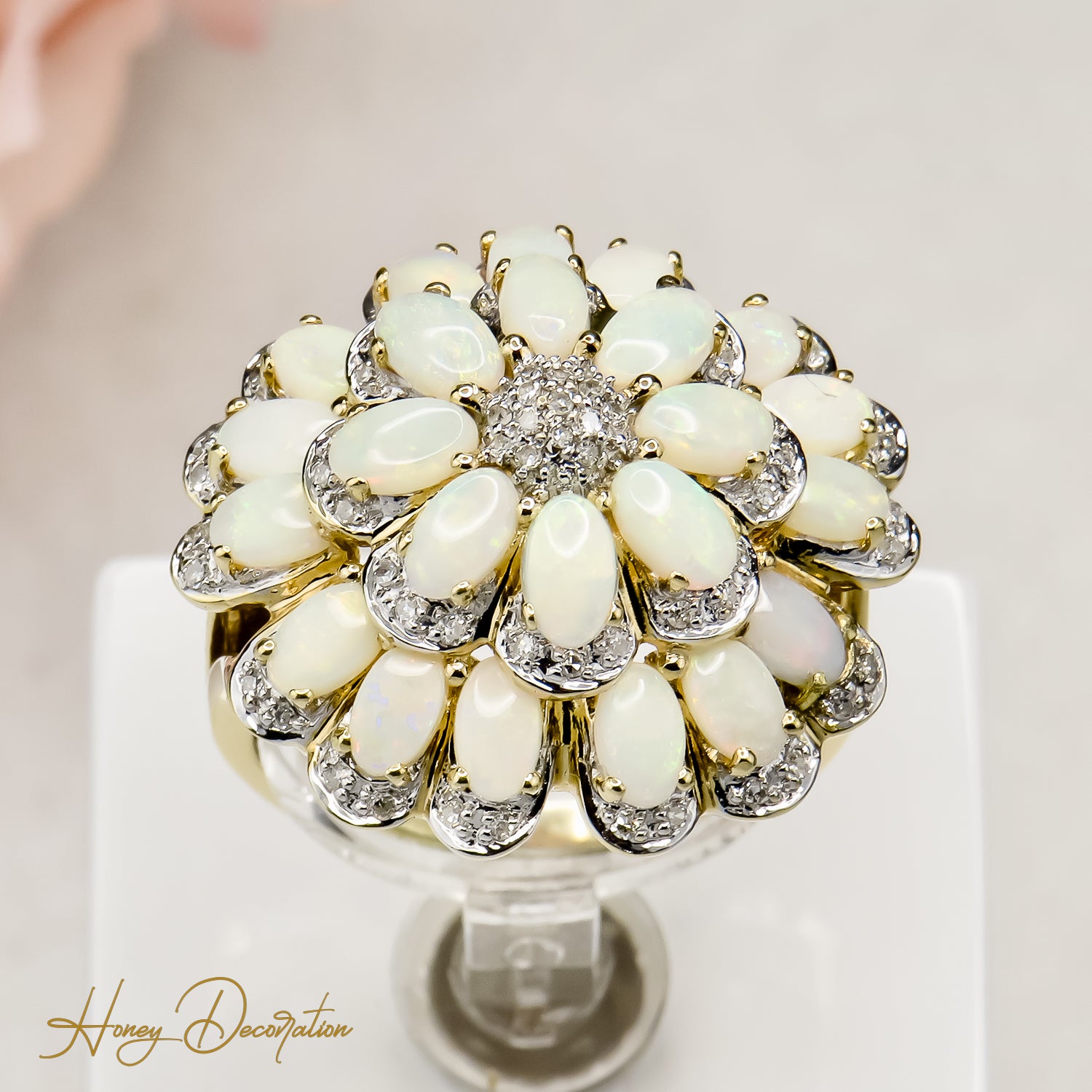 Impressive 14 karat flower golding with shining opal