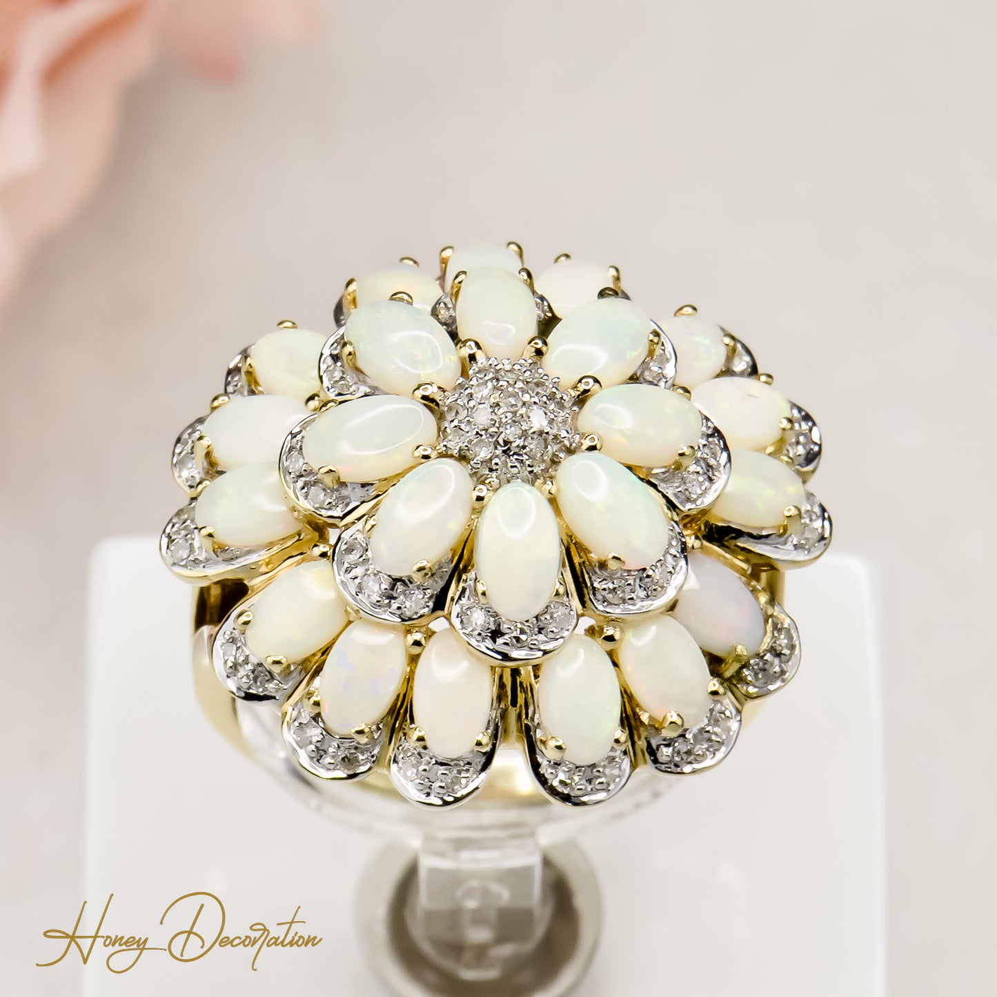 Beeindruckender 14 Karat Blüten-Goldring mit leuchtenden Opalen