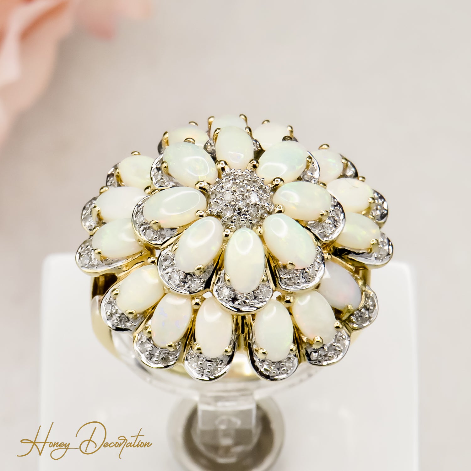Impressive 14 karat flower golding with shining opal