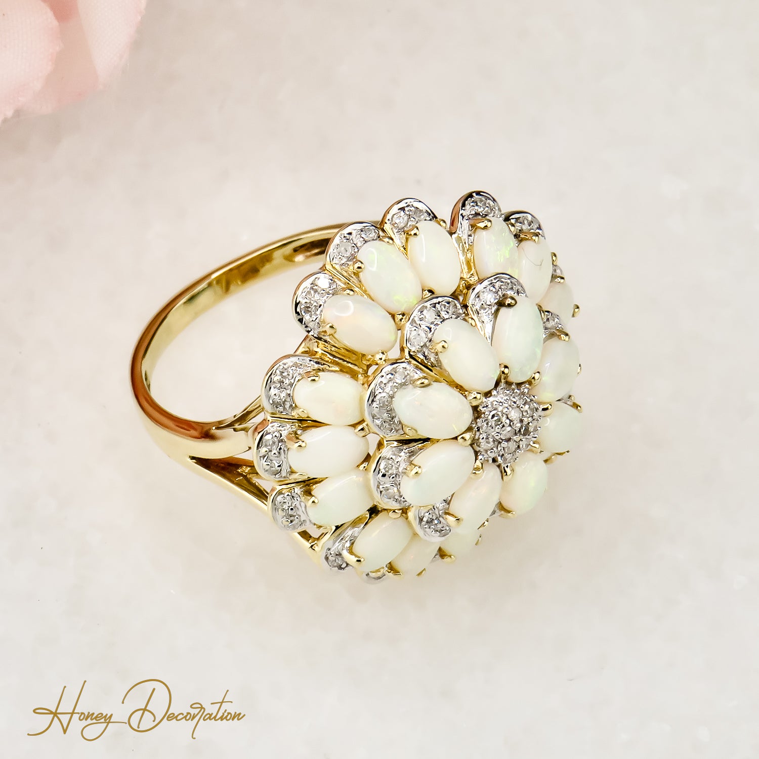 Impressive 14 karat flower golding with shining opal