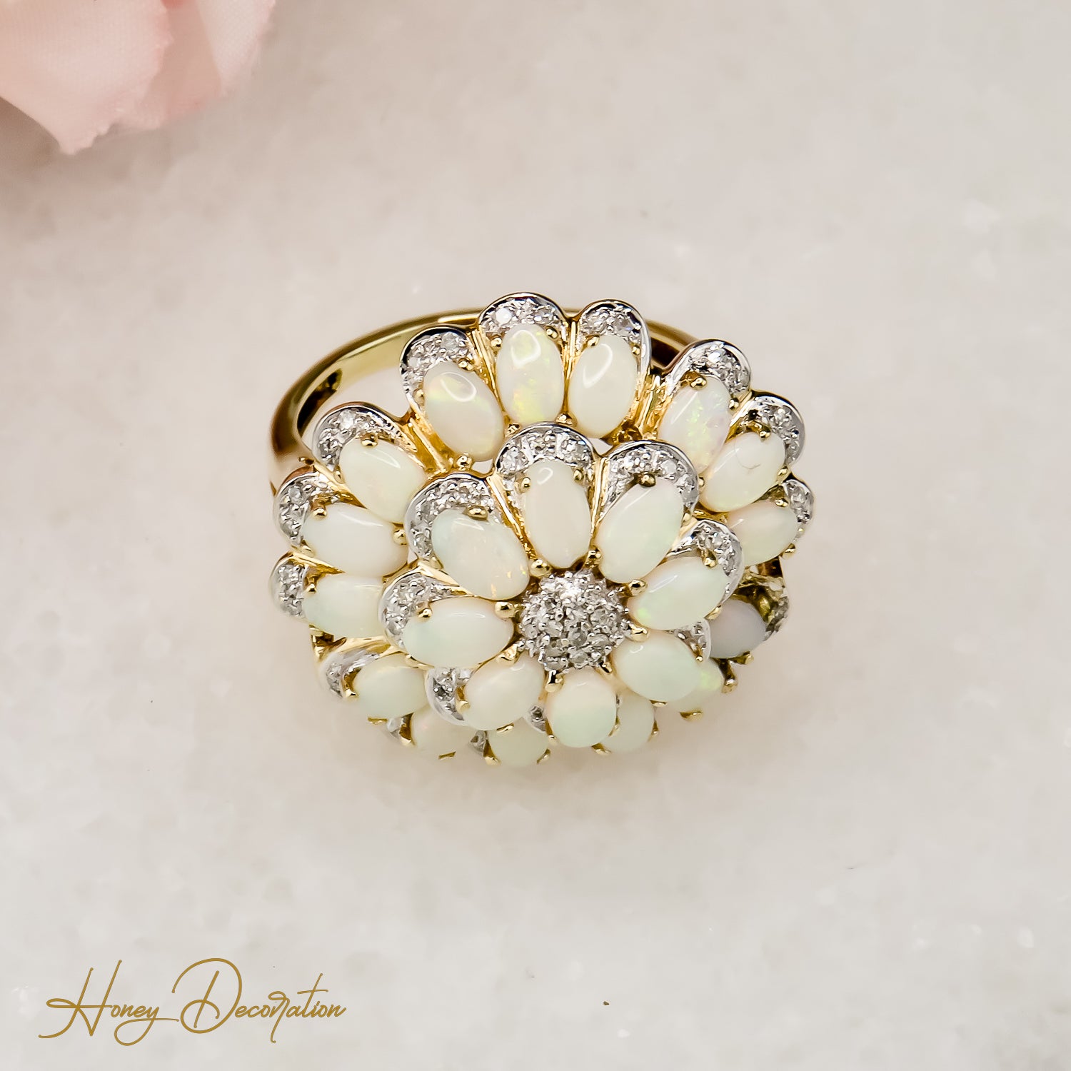 Impressive 14 karat flower golding with shining opal