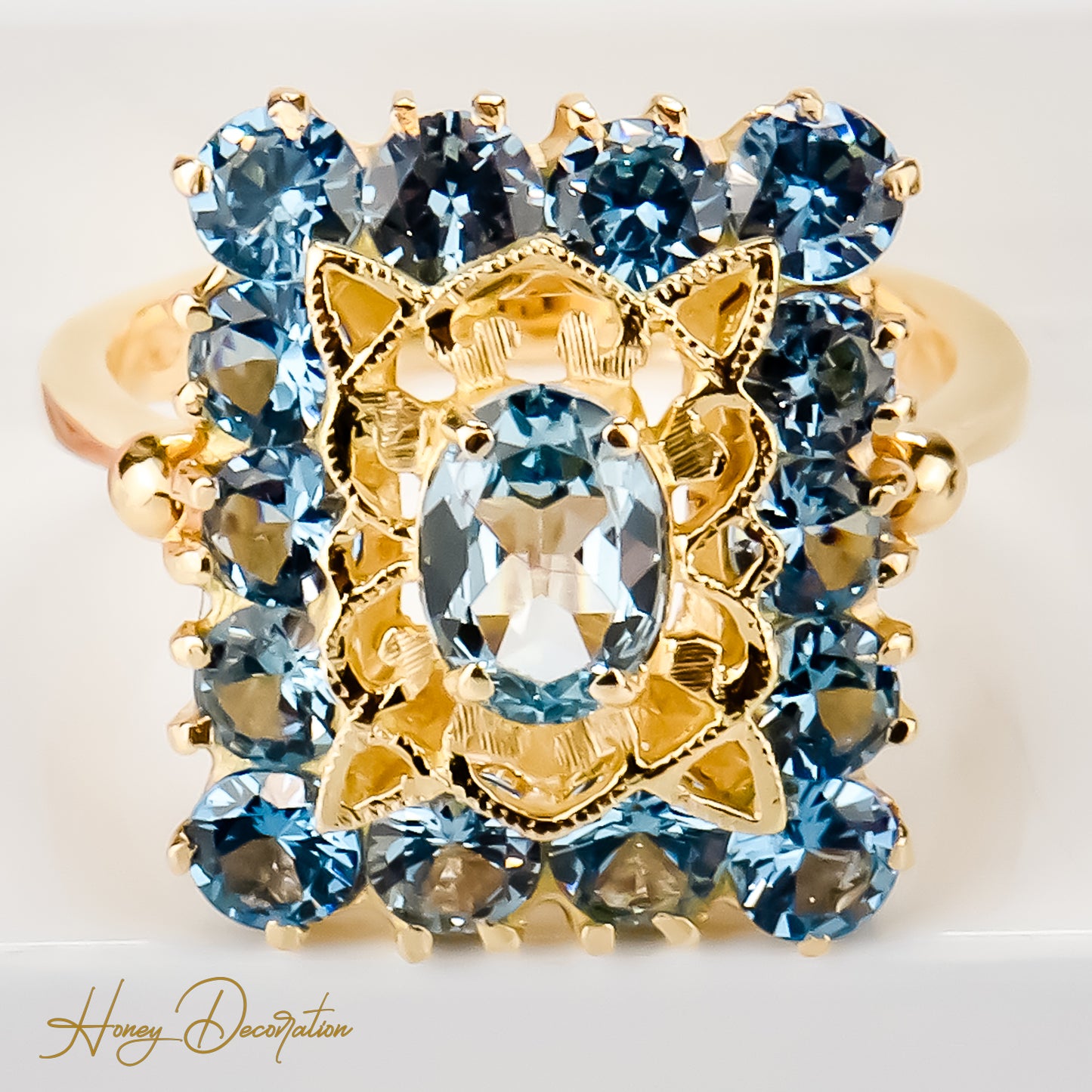Vintage Goldring aus 18 Karat Gelbgold besetzt mit blauen Edelsteinen