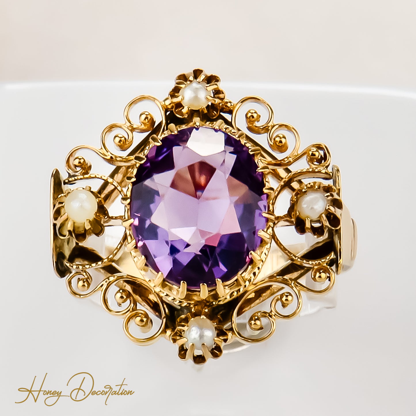 Delicate antique amethystring made of 8 carat gold, a touch of magic