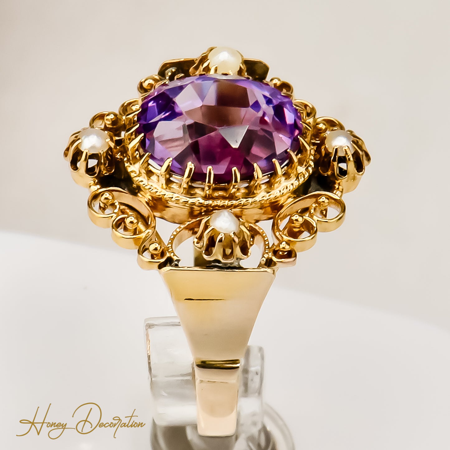 Delicate antique amethystring made of 8 carat gold, a touch of magic
