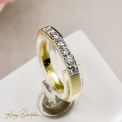 Classic memory diamond ring made of 14 karat gold