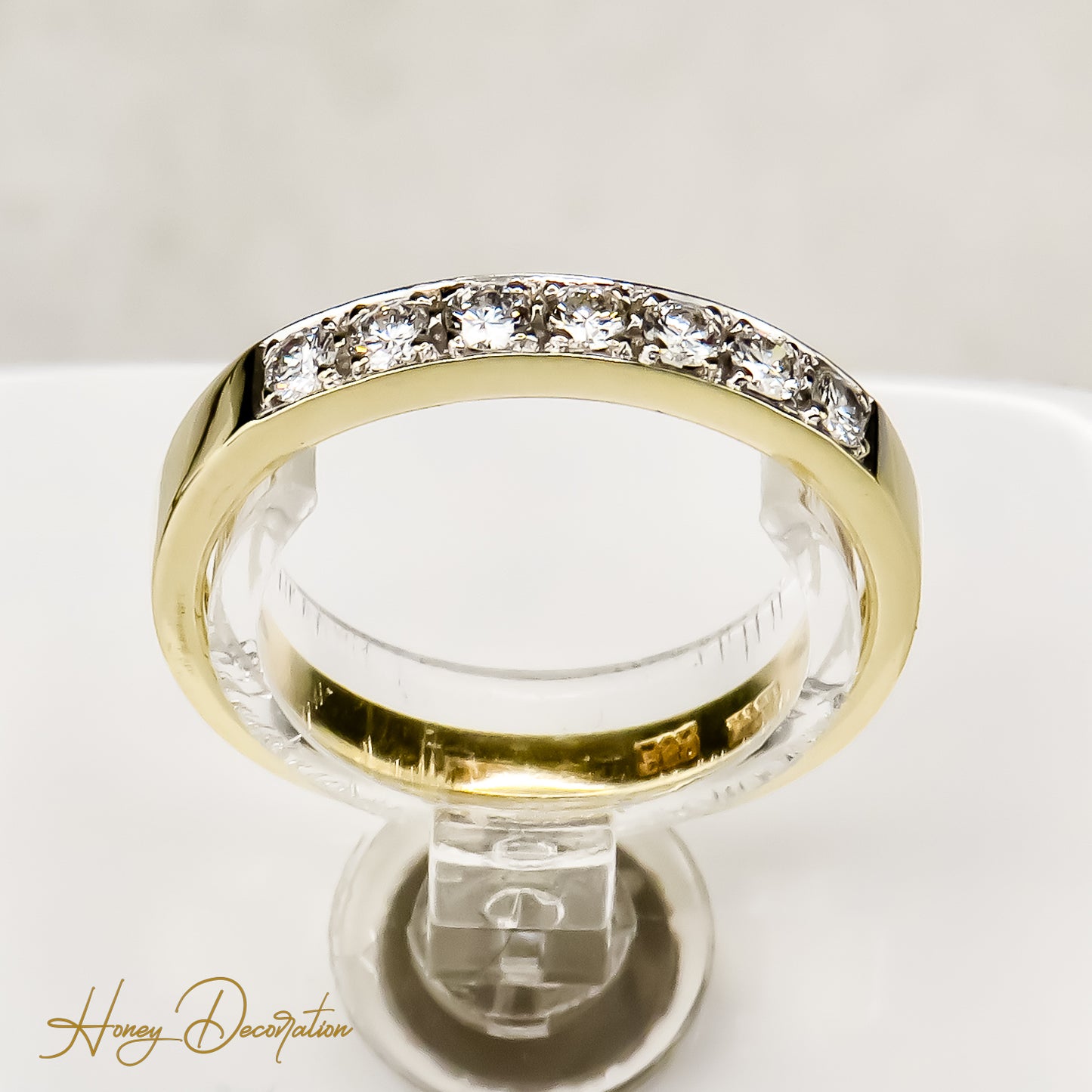Classic memory diamond ring made of 14 karat gold