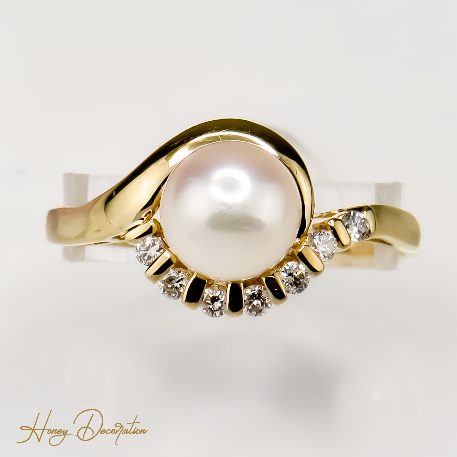 Perlenring mit Brillanten aus 14 Karat Gold - klassische Eleganz