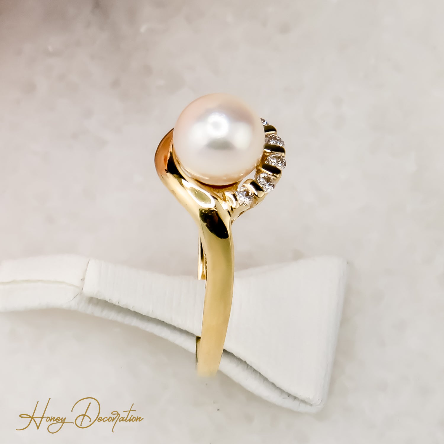 Perlenring mit Brillanten aus 14 Karat Gold - klassische Eleganz