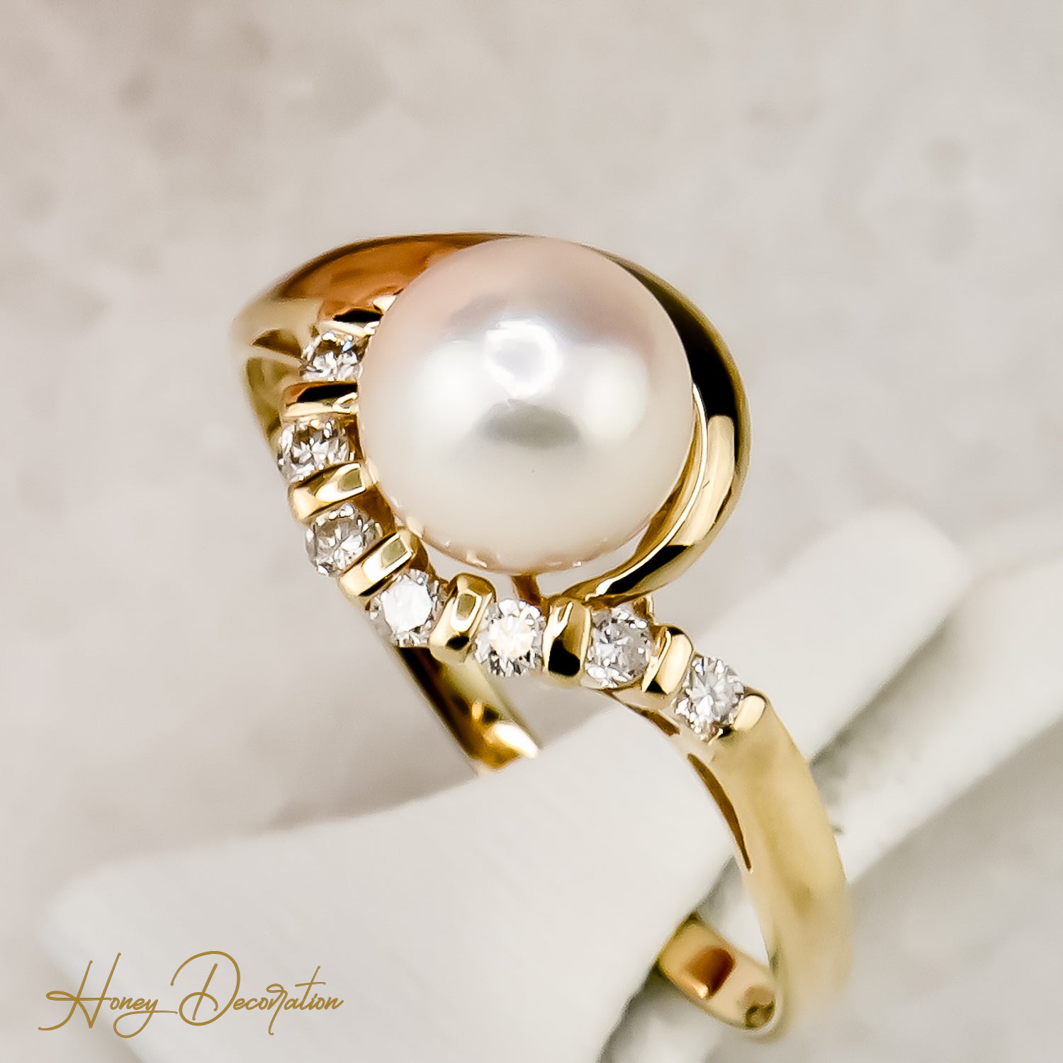 Perlenring mit Brillanten aus 14 Karat Gold - klassische Eleganz