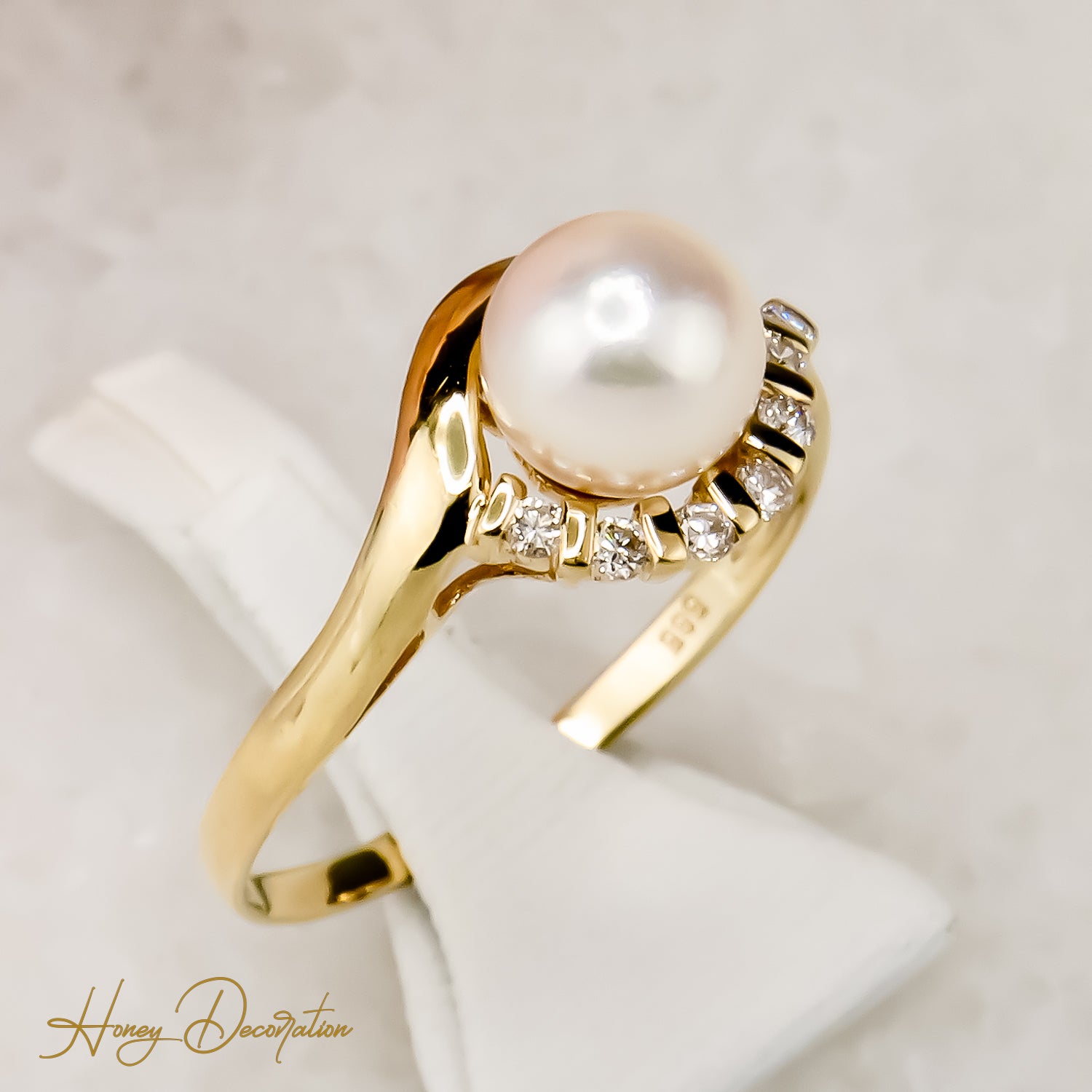 Perlenring mit Brillanten aus 14 Karat Gold - klassische Eleganz