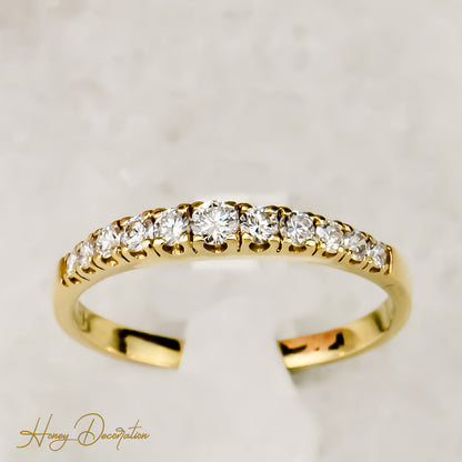 Elegant 18 carat semi-memory ring with diamonds