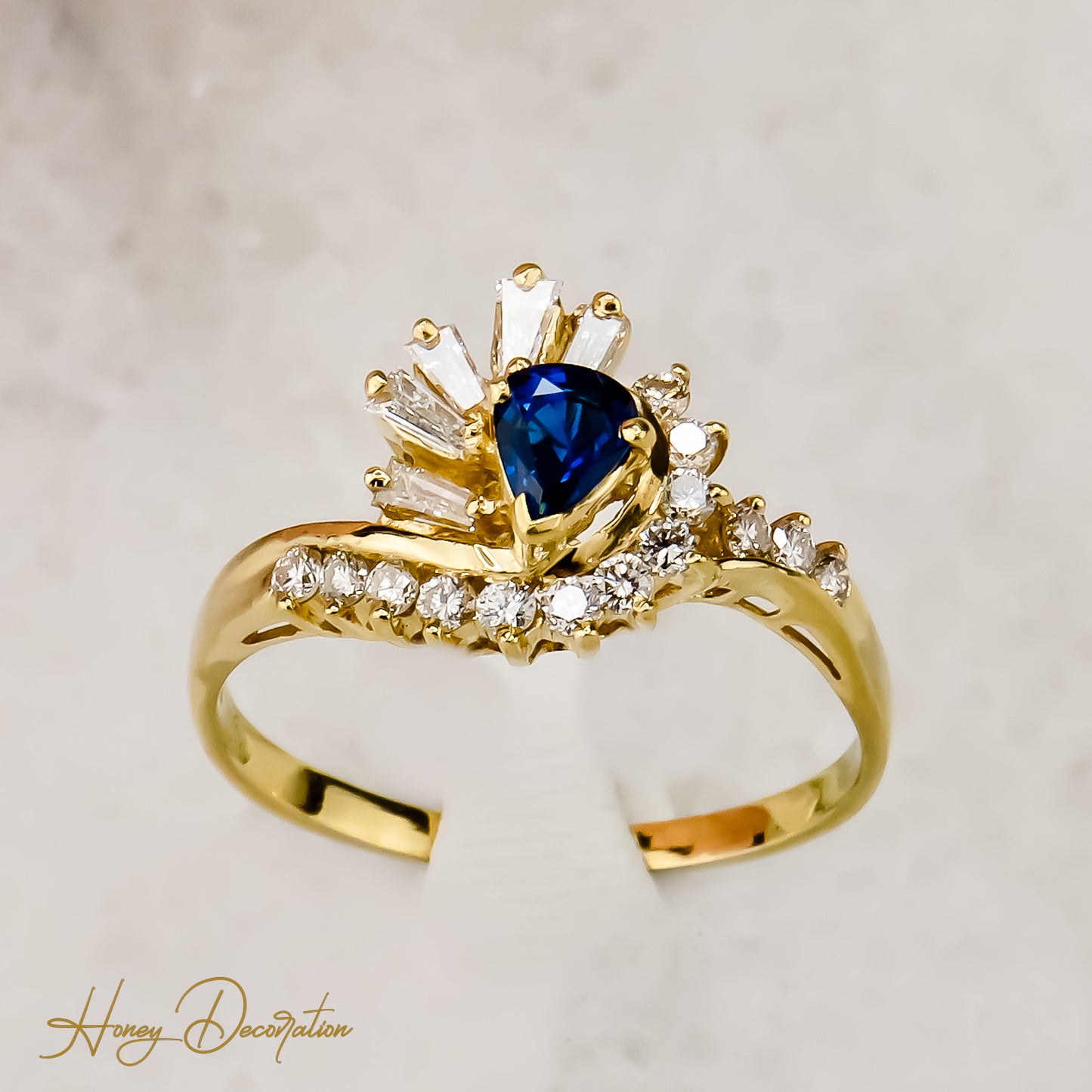 Fine gold ring with sapphire & diamonds