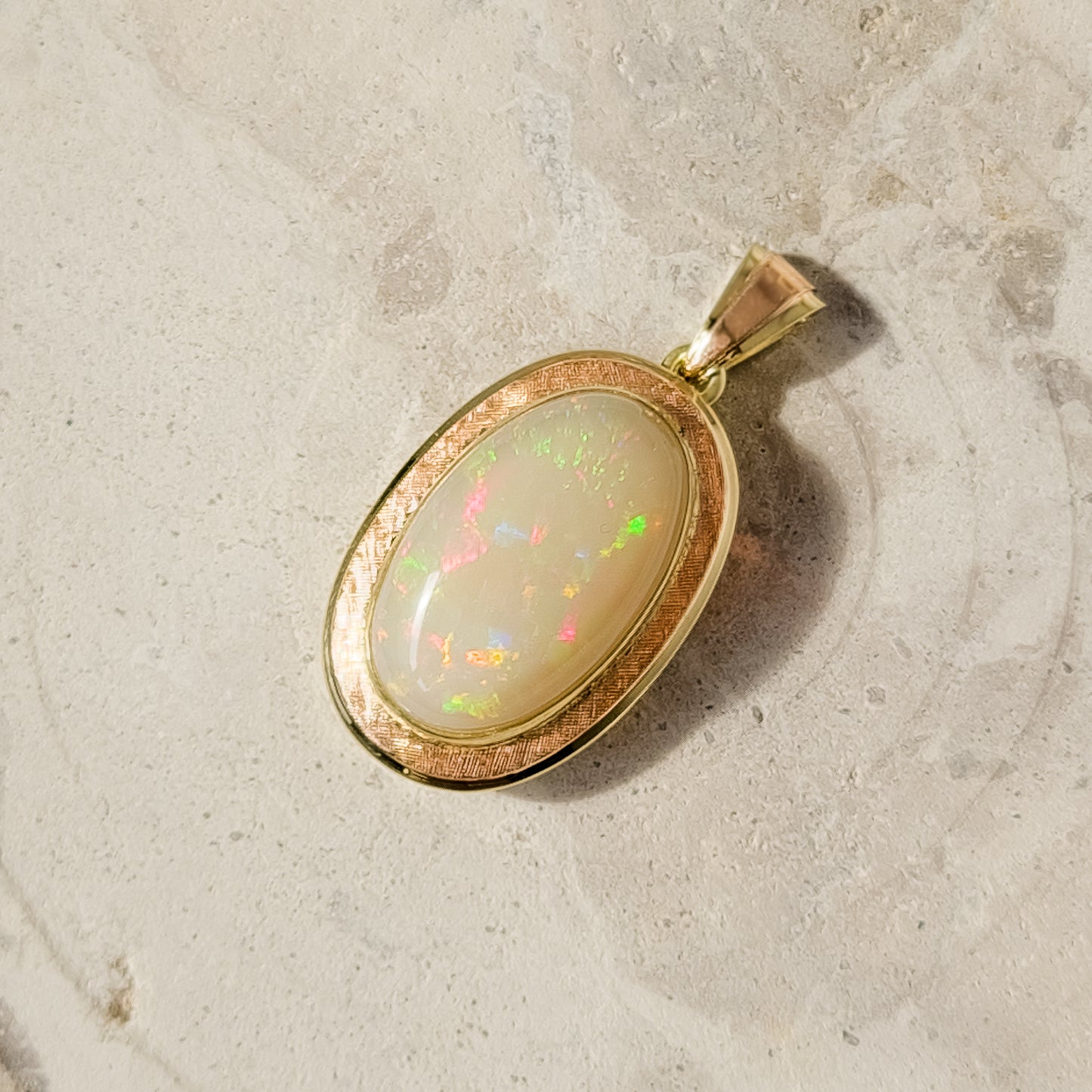 Magnificent opal supporter made of 14 karat gold