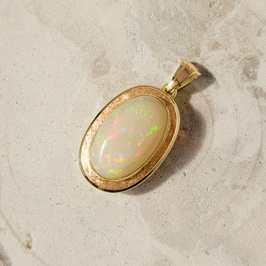 Magnificent opal supporter made of 14 karat gold