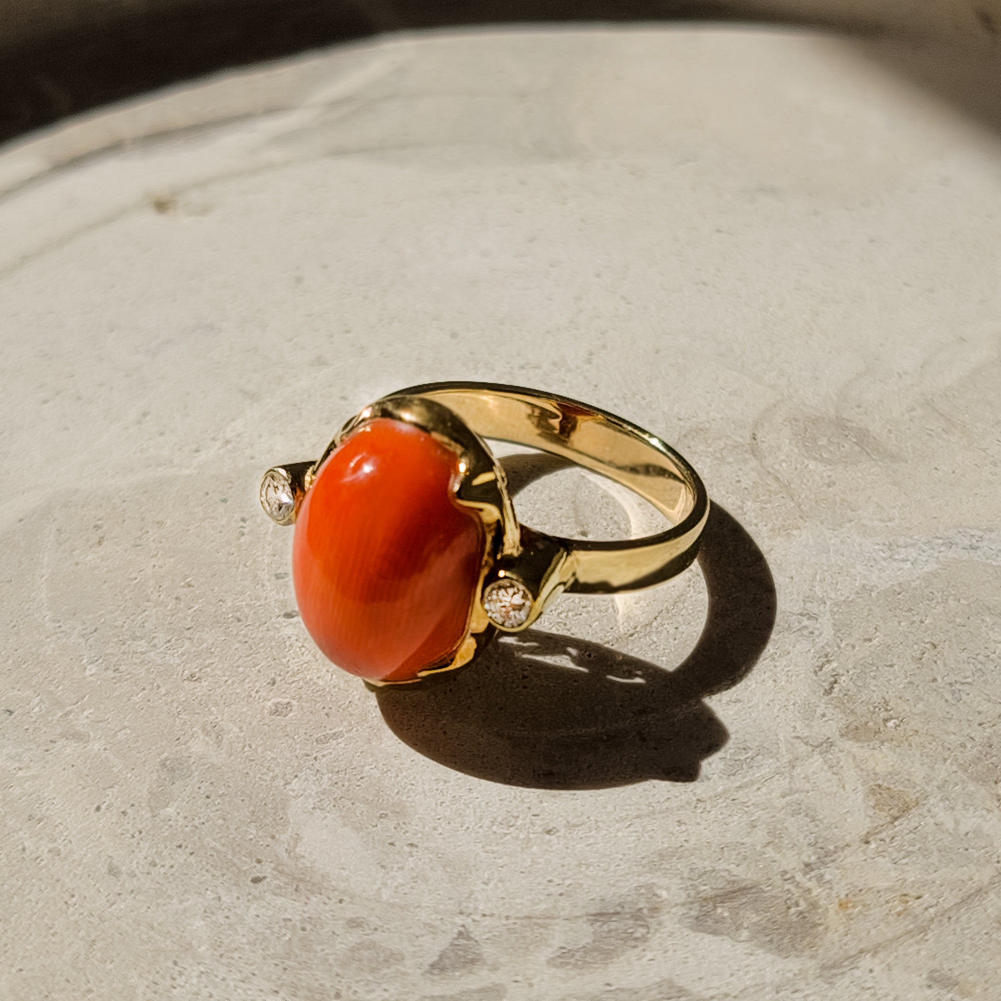 Faszinierender Korallen Ring mit Brillanten