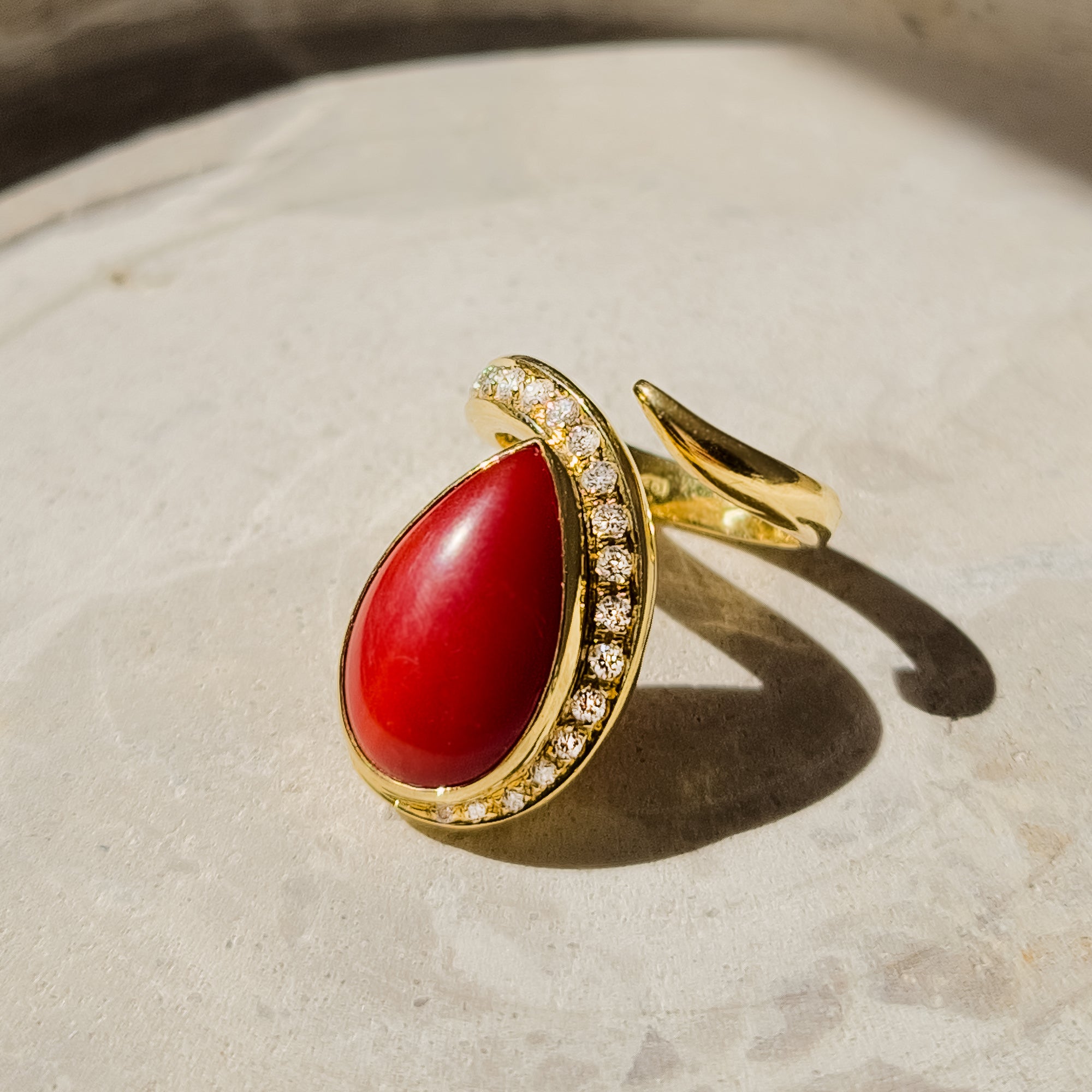 Ring 18 Karat Gold mit Koralle und Brillanten